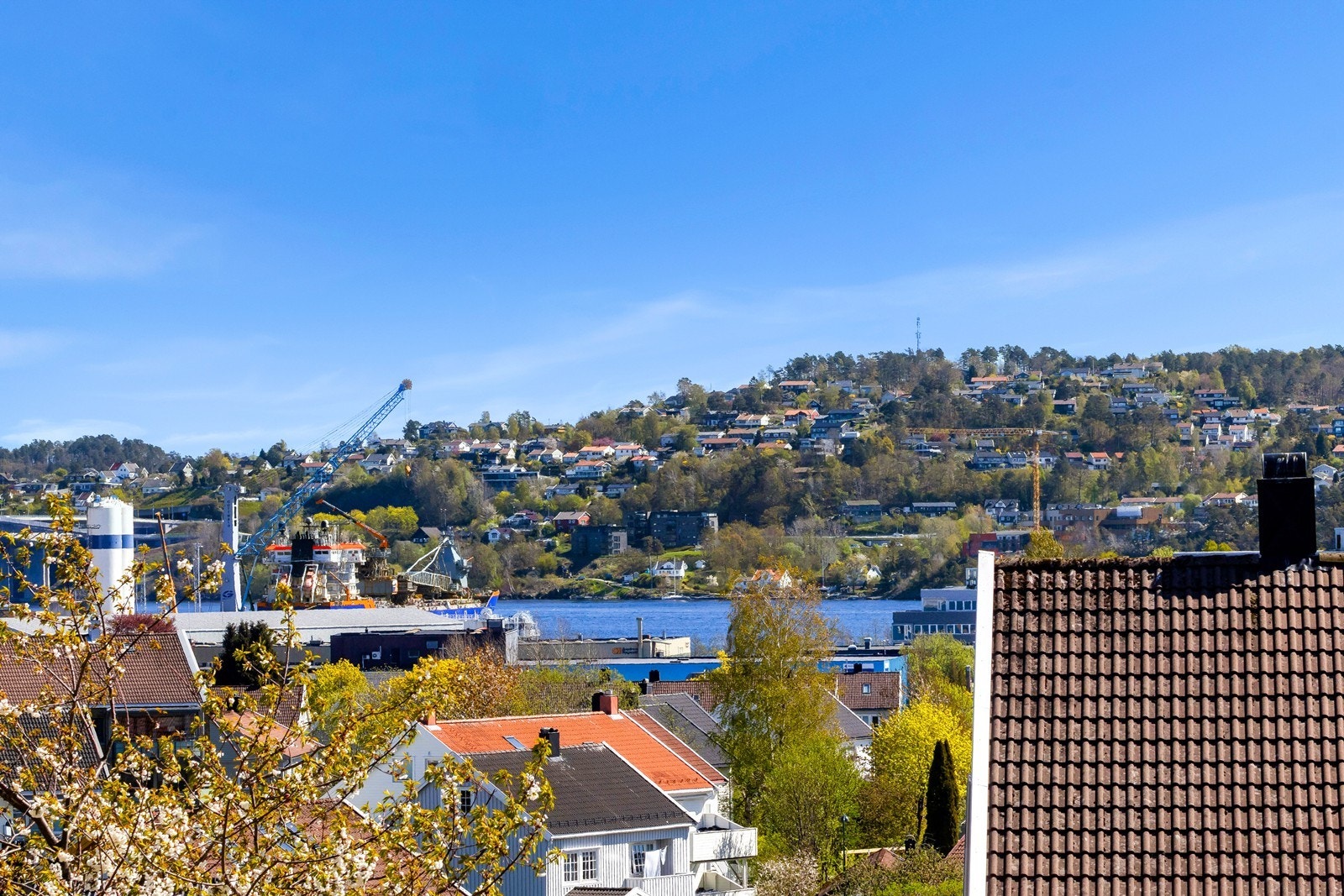 Utsikten inkluderer nærliggende sjø og grøntområder. Galleribilde