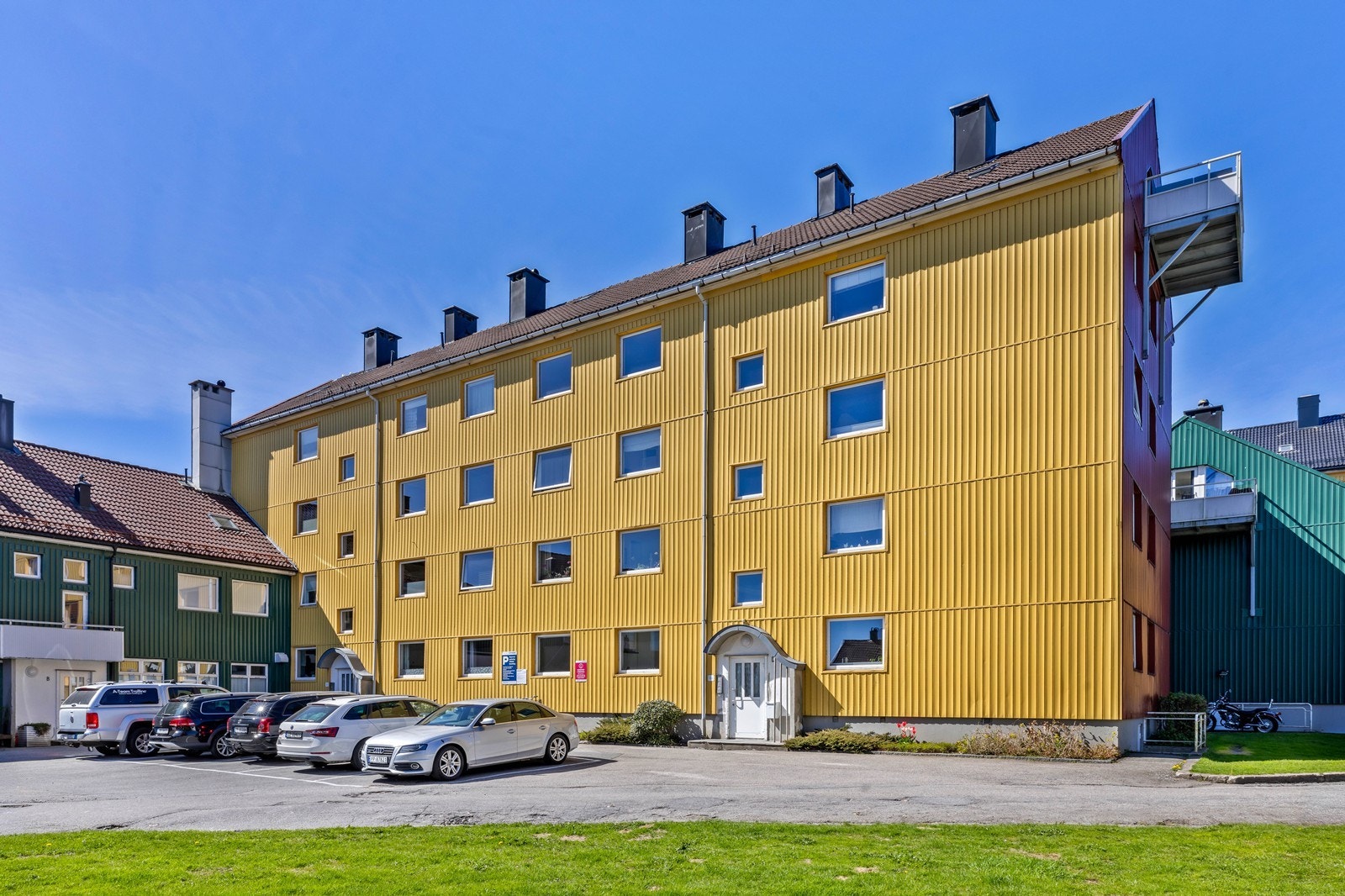 Bygningen har nyere PVC-vinduer med isolerglass og en brann- og lydhemmende inngangsdør. Galleribilde