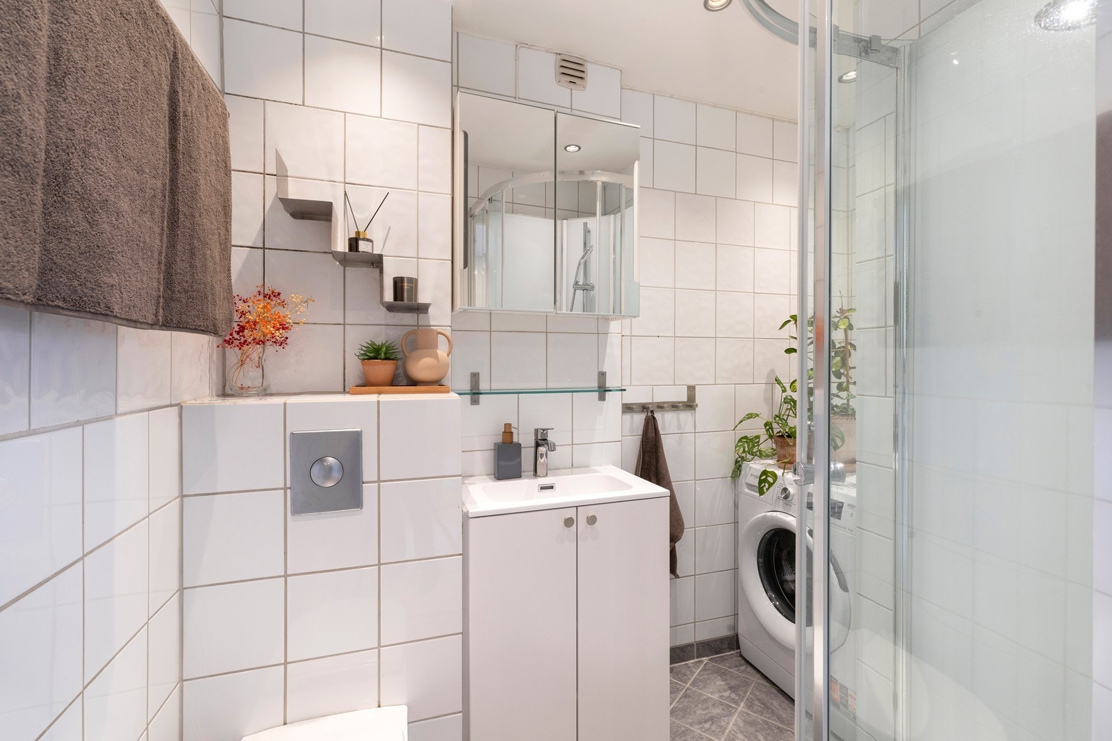 Fliser på gulvet og veggene gir badet en slitesterk og praktisk overflate. Galleribilde