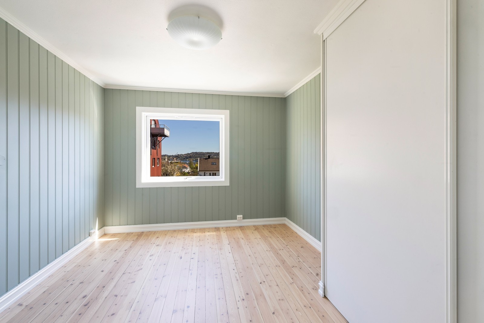 Plass til dobbeltseng og garderobe gir funksjonelle løsninger i rommet. Galleribilde