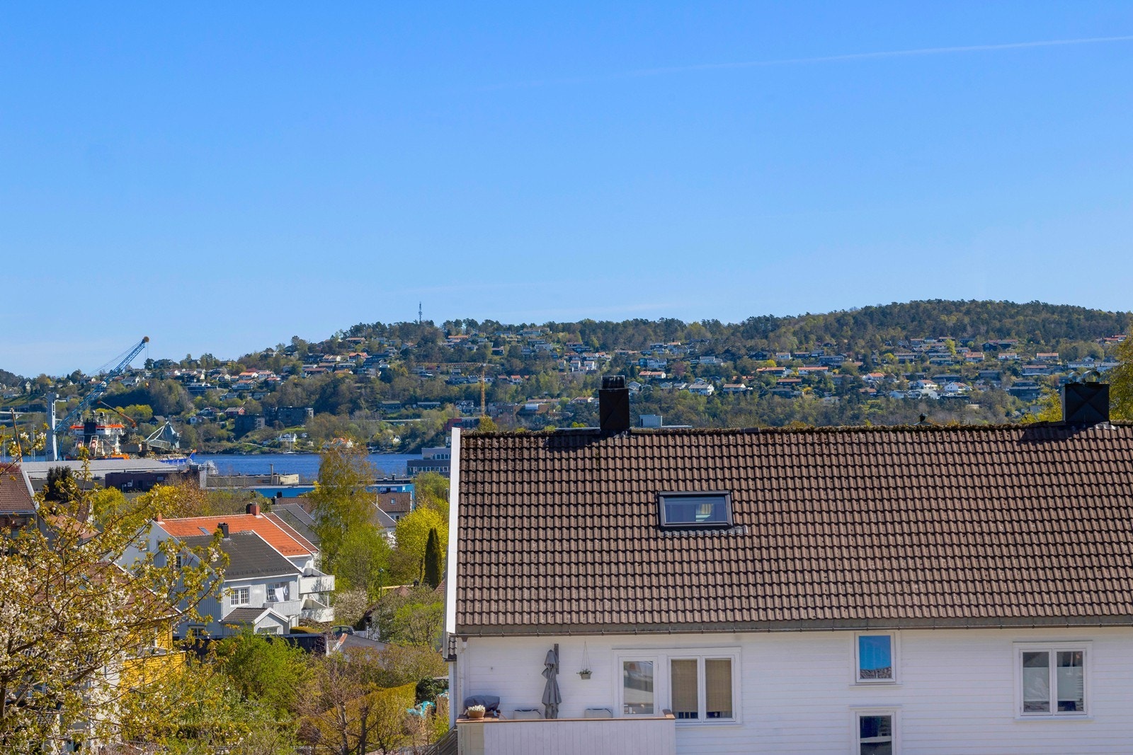 Leiligheten ligger i et rolig område med utsikt mot fjorden. Galleribilde