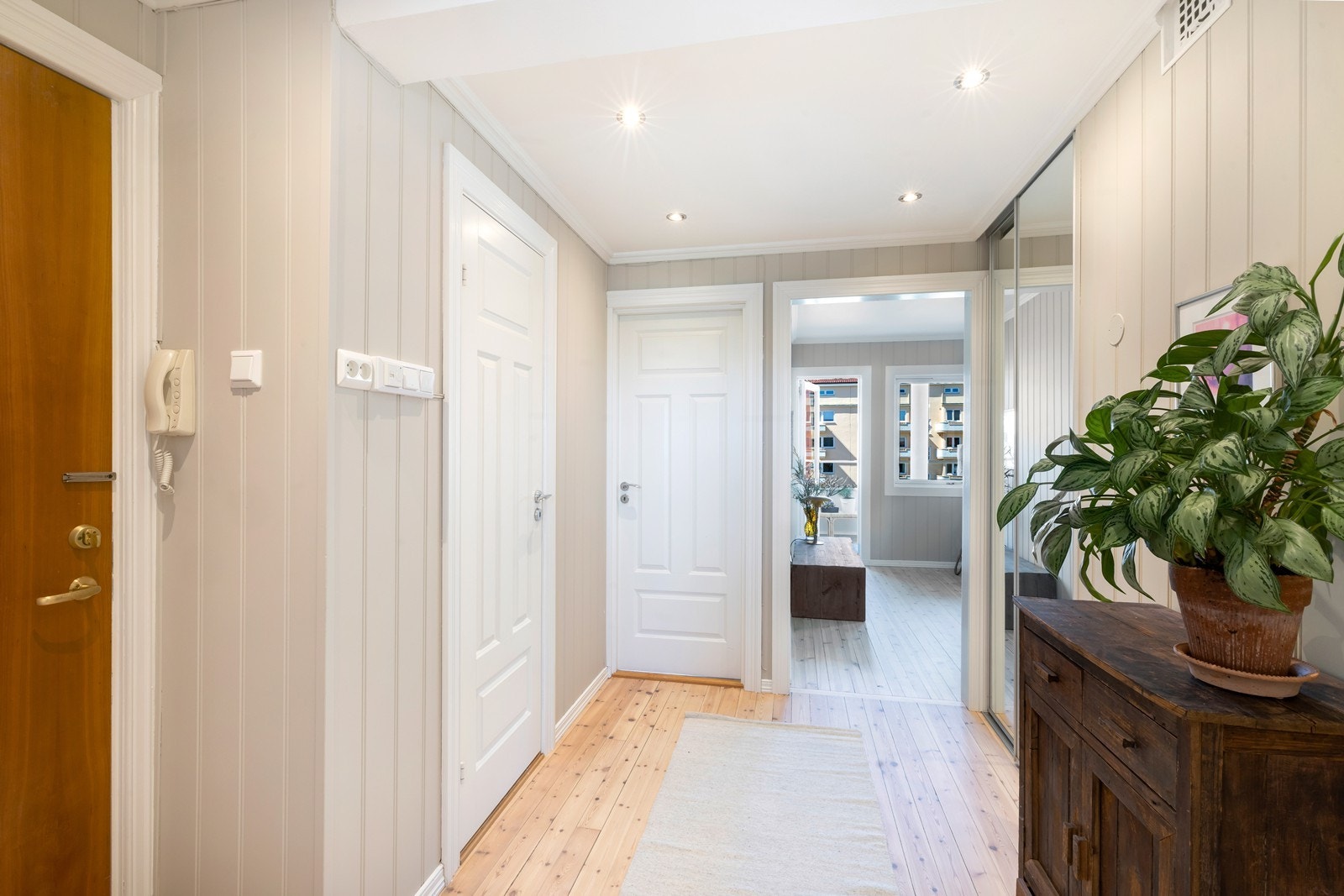 Skyvedørsgarderobe i entréen gir praktisk oppbevaring. Galleribilde