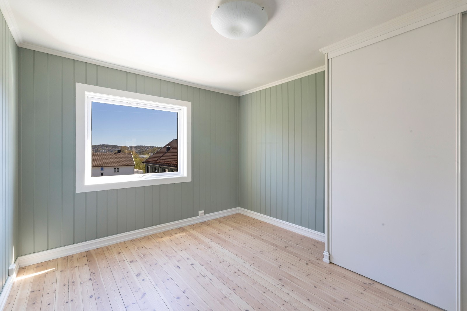 Skyvedørsgarderobe gir praktisk oppbevaring uten å ta mye plass. Galleribilde
