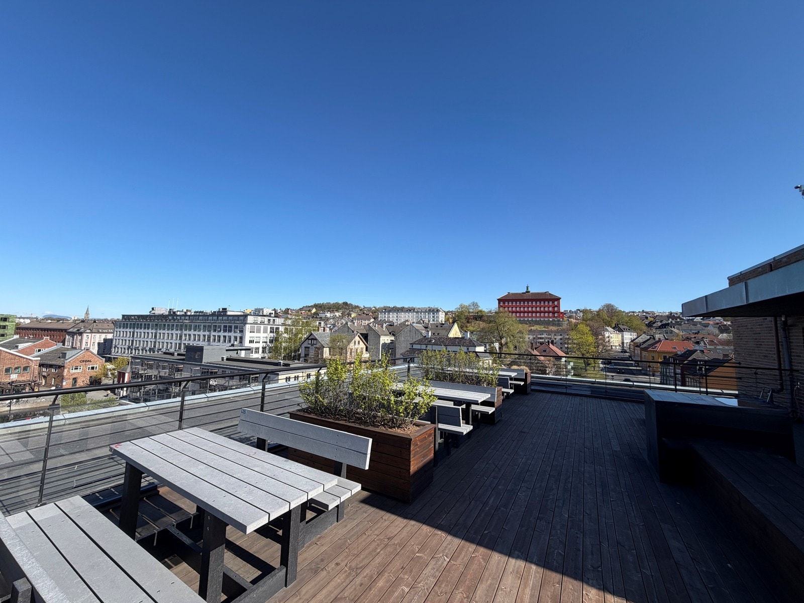Her har du også tilgang til en fantastisk takterrasse med gode solforhold og nydelig utsikt! Galleribilde