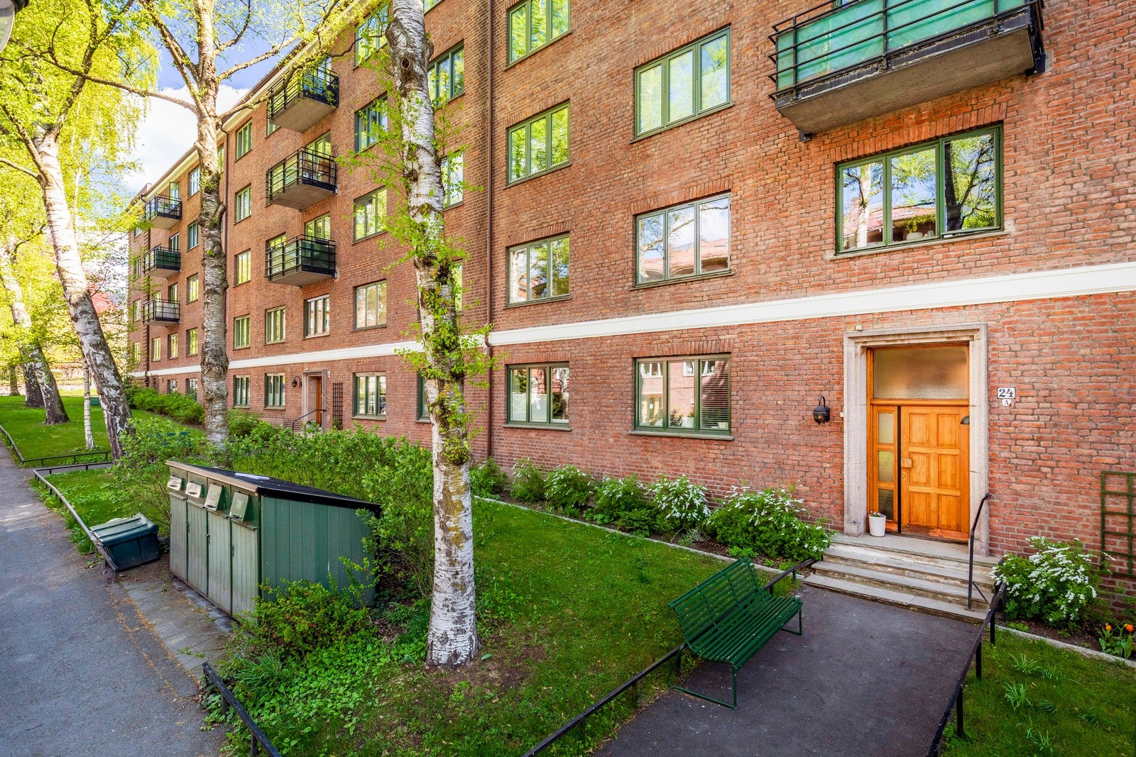 Leiligheten ligger i 2.etasje og har balkong mot bakgård. Galleribilde