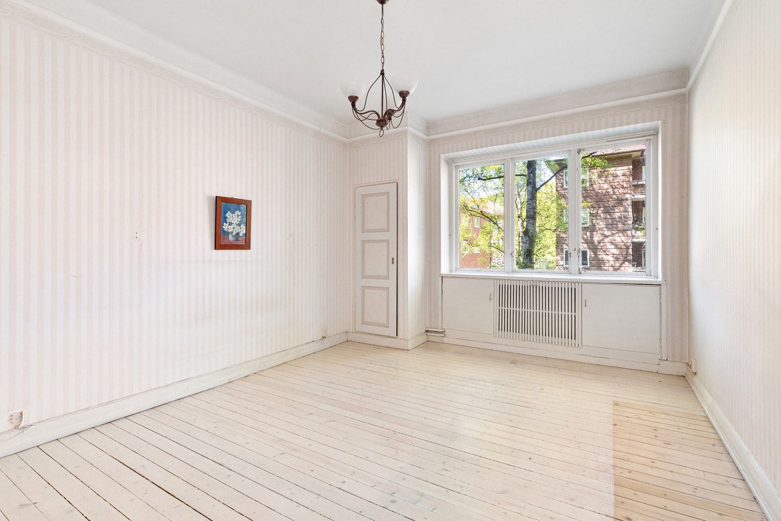 Romslig hovedsoverom med innebygget skap og god plass til dobbeltseng og garderobe. Galleribilde