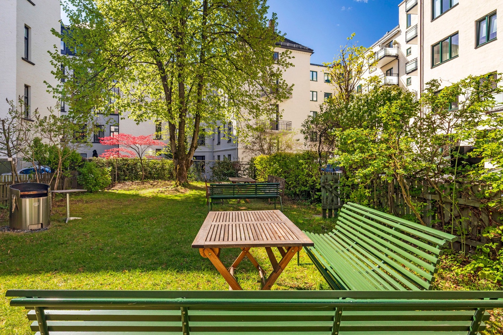 Sittegrupper i bakgård. Galleribilde