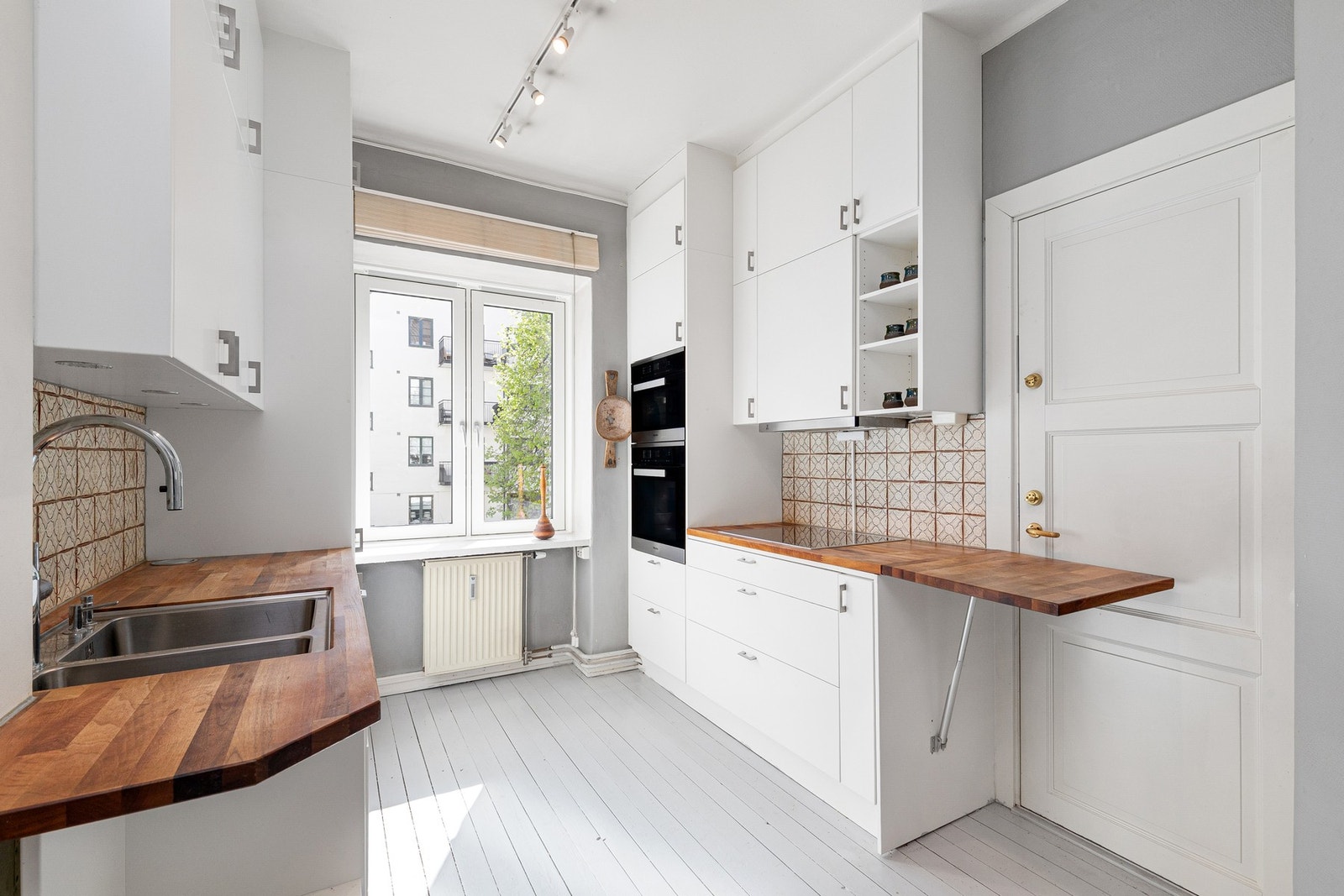 Kjøkkeninnredning fra Drømmekjøkkenet fra ca. 2019. Baktrapp til boder og utgang bakgård. Galleribilde