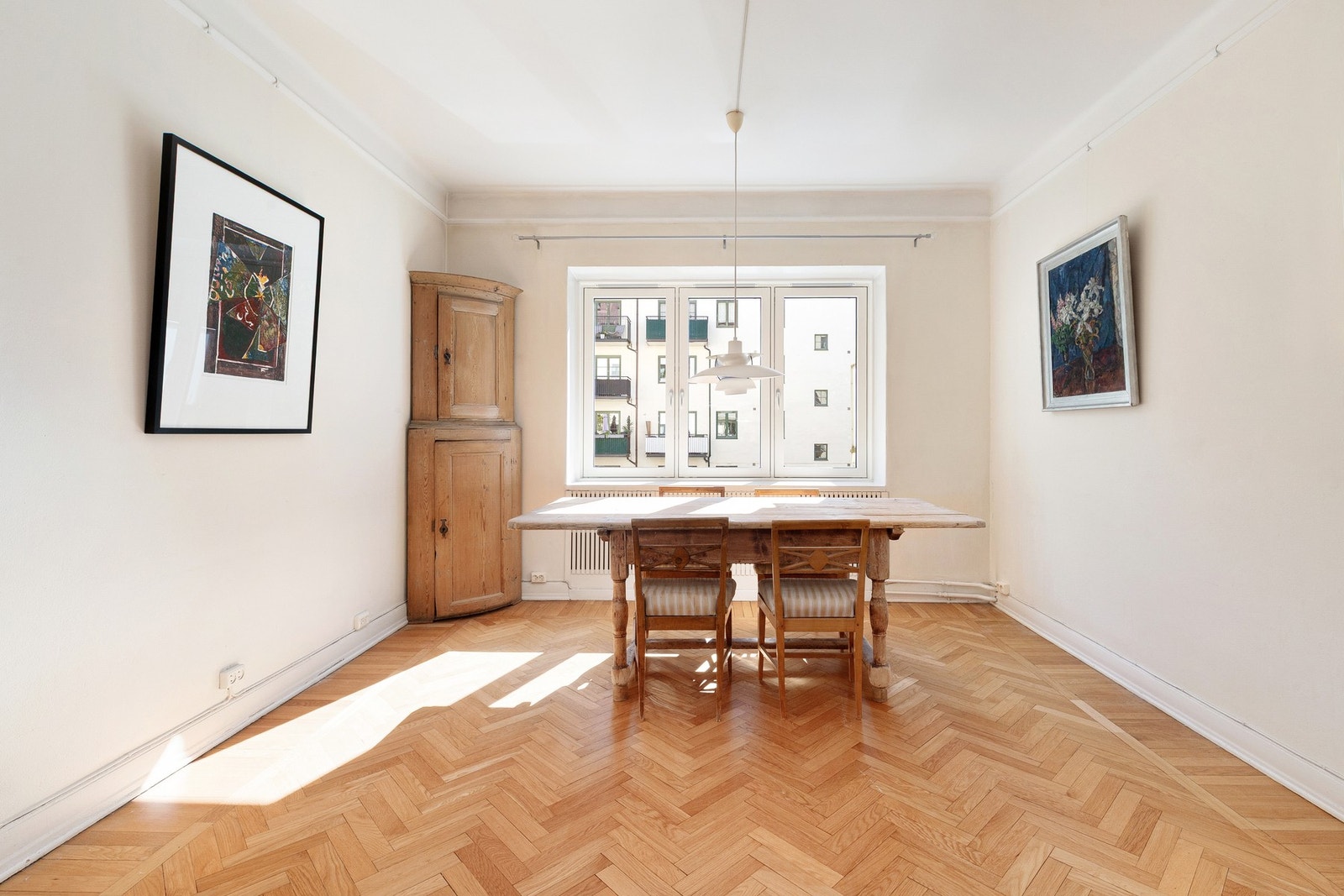 Romslig spisestue med god plass til spisebord. Galleribilde