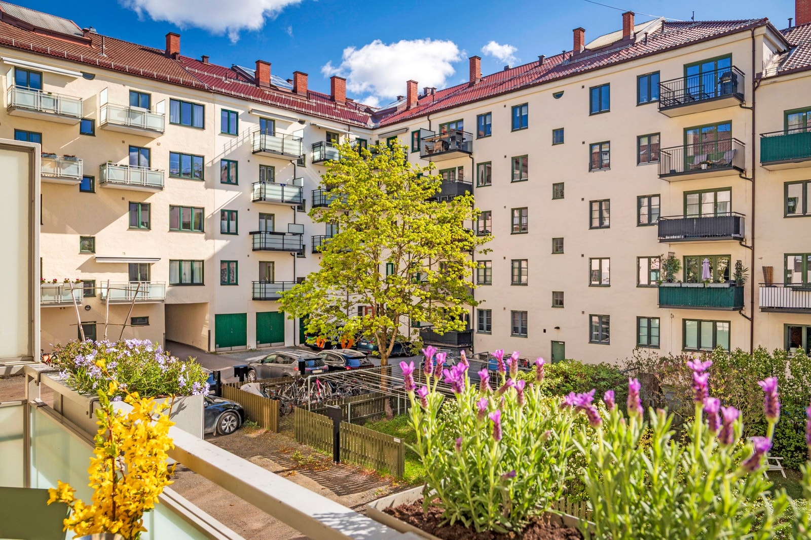 Selskapet har 12 parkeringsplasser og 3 garasjer til utleie, etter venteliste. Det er sykkelparkering i bakgård. Galleribilde