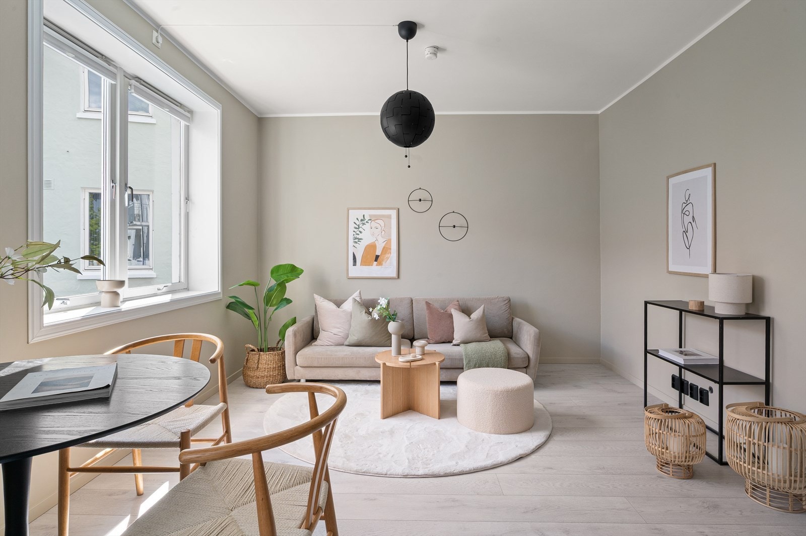 En gjennomført og innbydende bolig med moderne standard, praktiske løsninger og en svært attraktiv beliggenhet. Galleribilde
