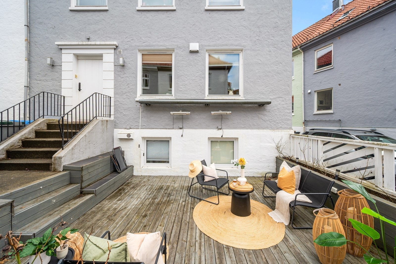 Terrassen er av god størrelse med plass til sittegruppe, beplantning og annet terrassemøblement. Galleribilde