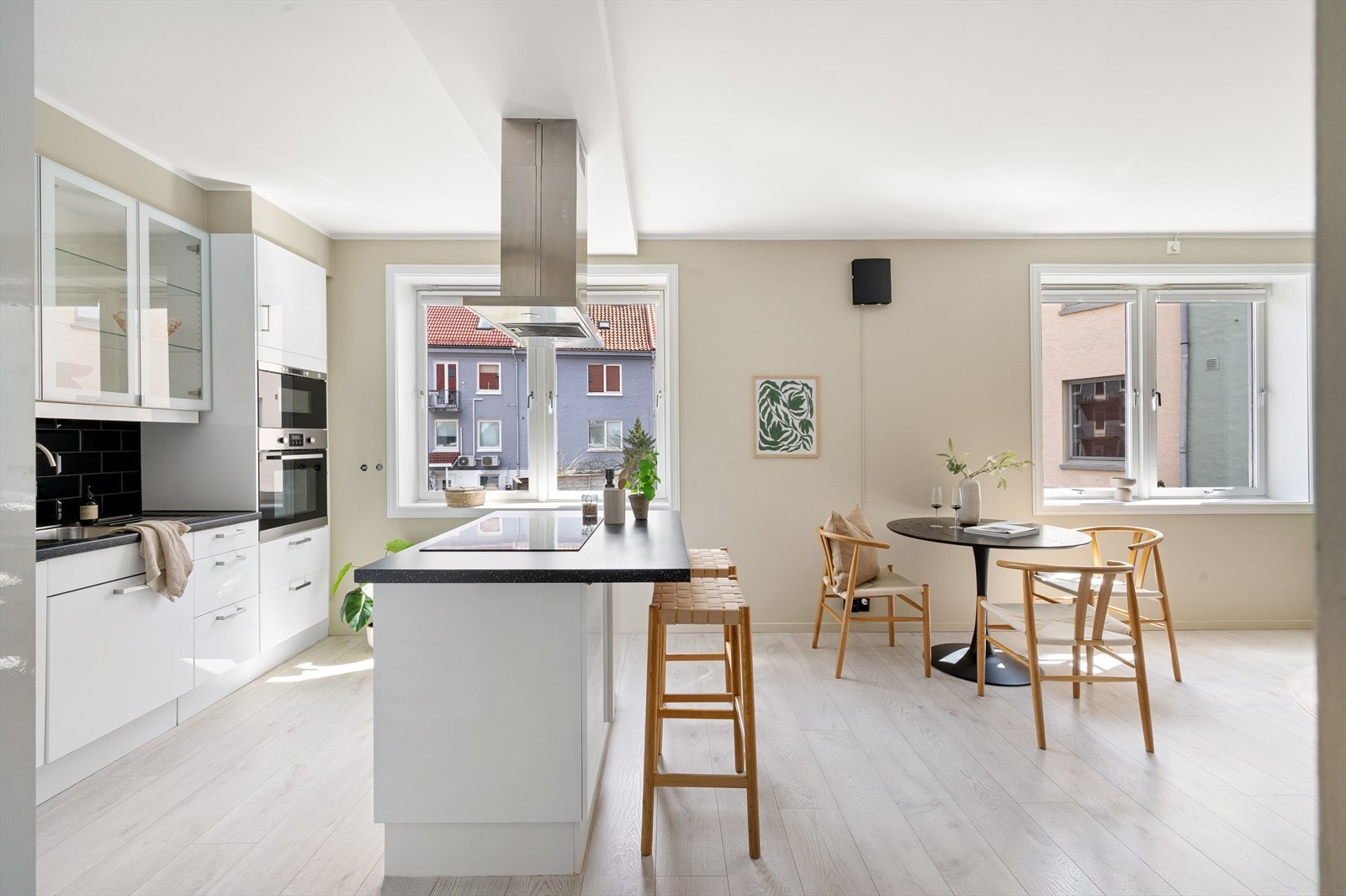 Rommet har gode lysforhold og en planløsning som gjør det enkelt å innrede med både sofagruppe og spisebord. Galleribilde