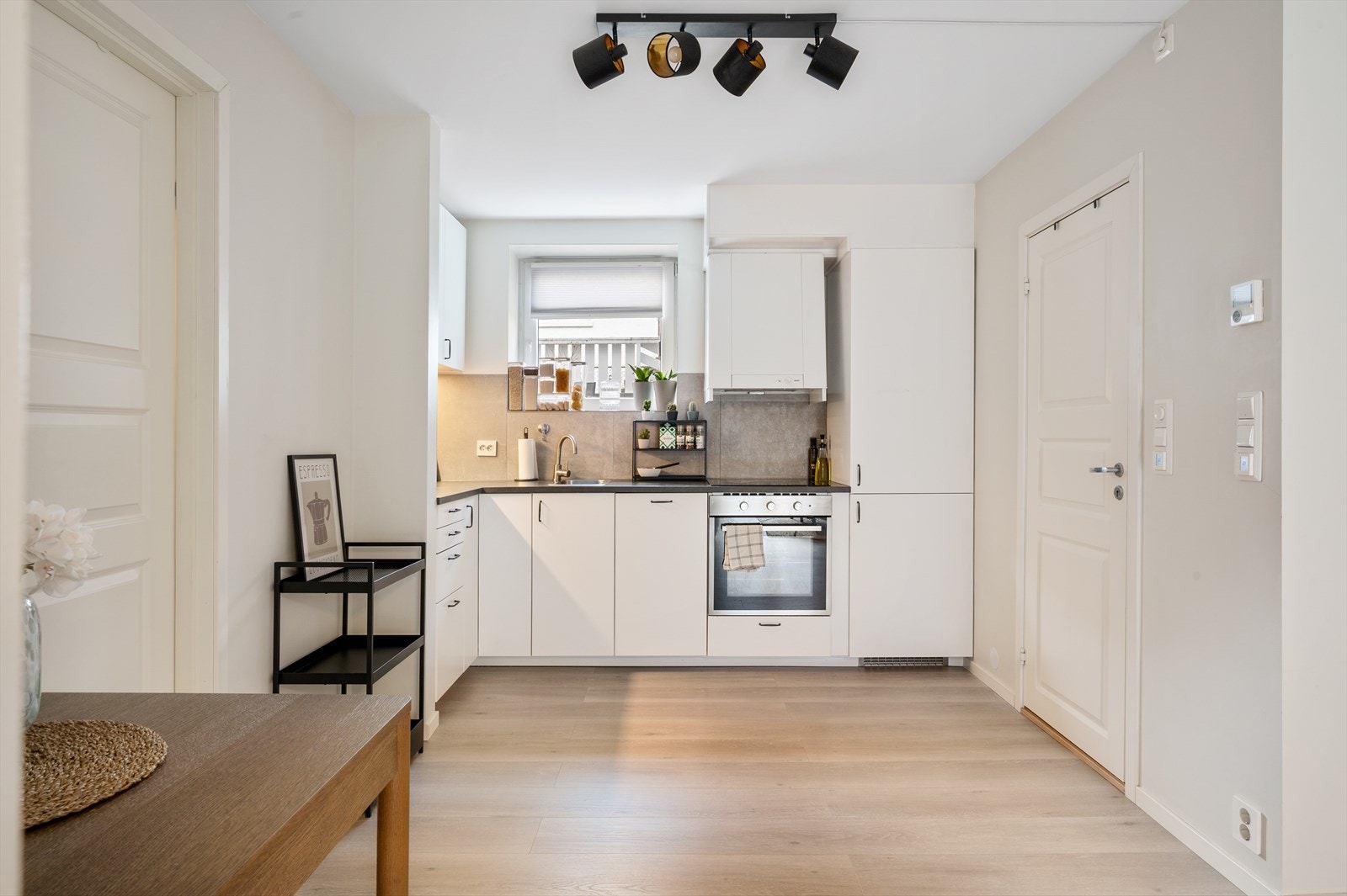 Kjøkkeninnredning fra 2021 fra IKEA med glatte fronter, laminat benkeplate og nedfelt stålvask. Galleribilde
