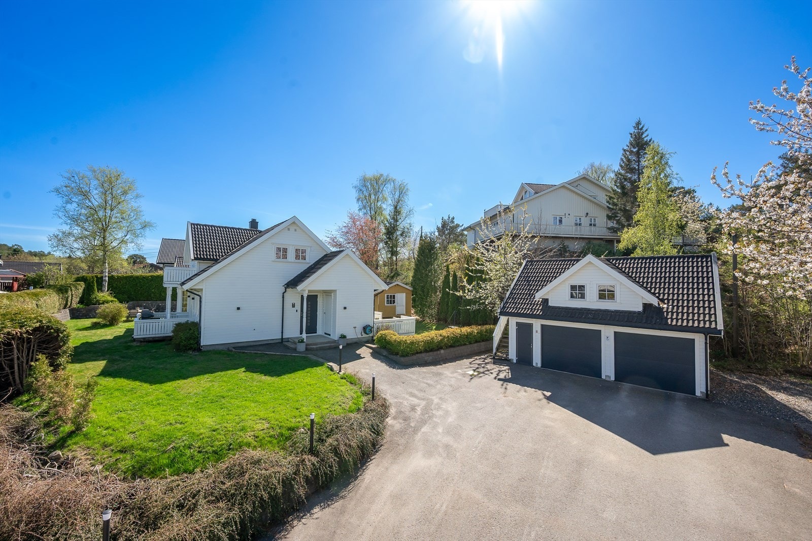 Stor fin gårdsplass og dobbel garasje med loft Galleribilde