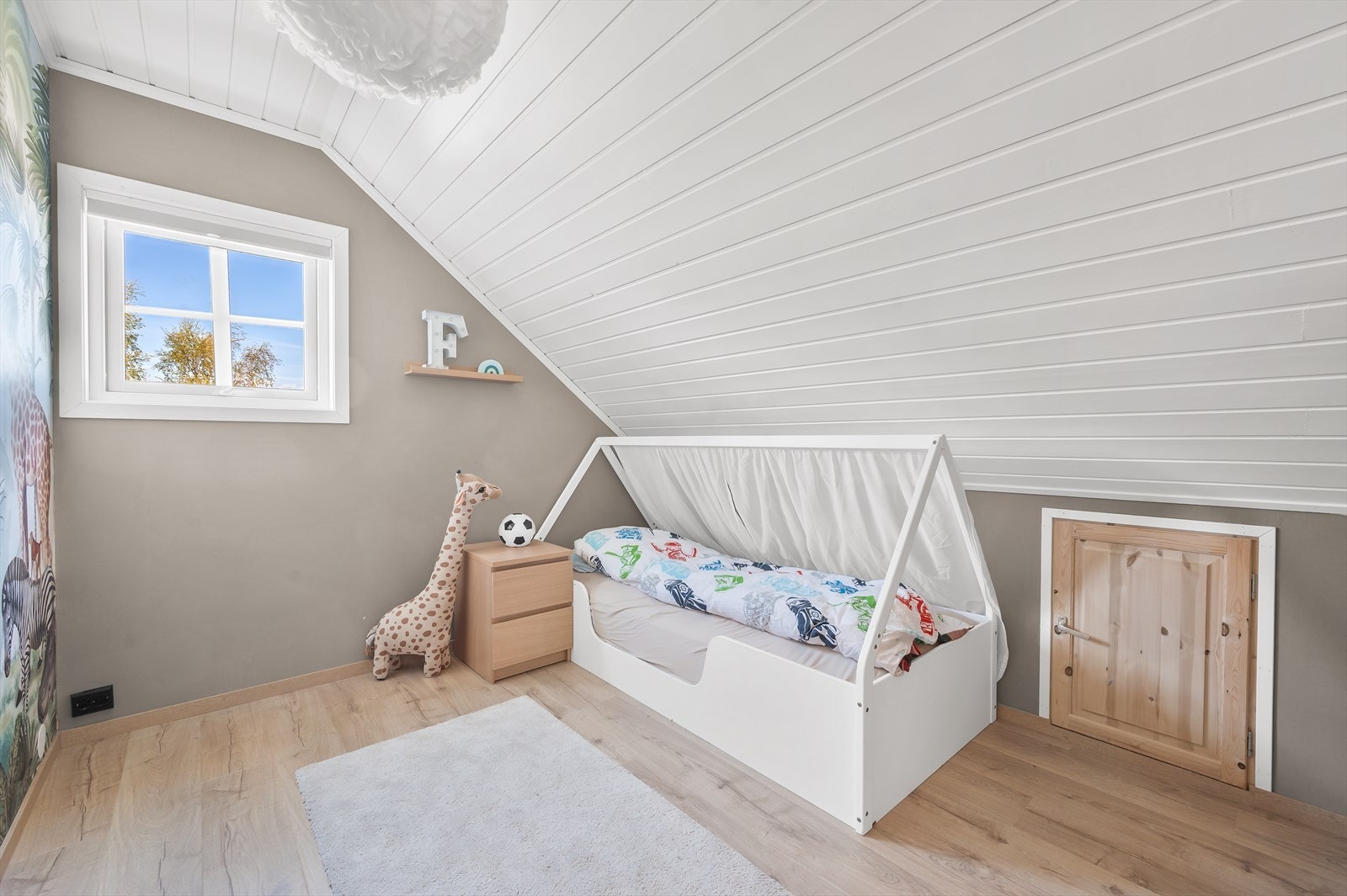 barnerom med kul effekttapet og kott langs knevegger Galleribilde