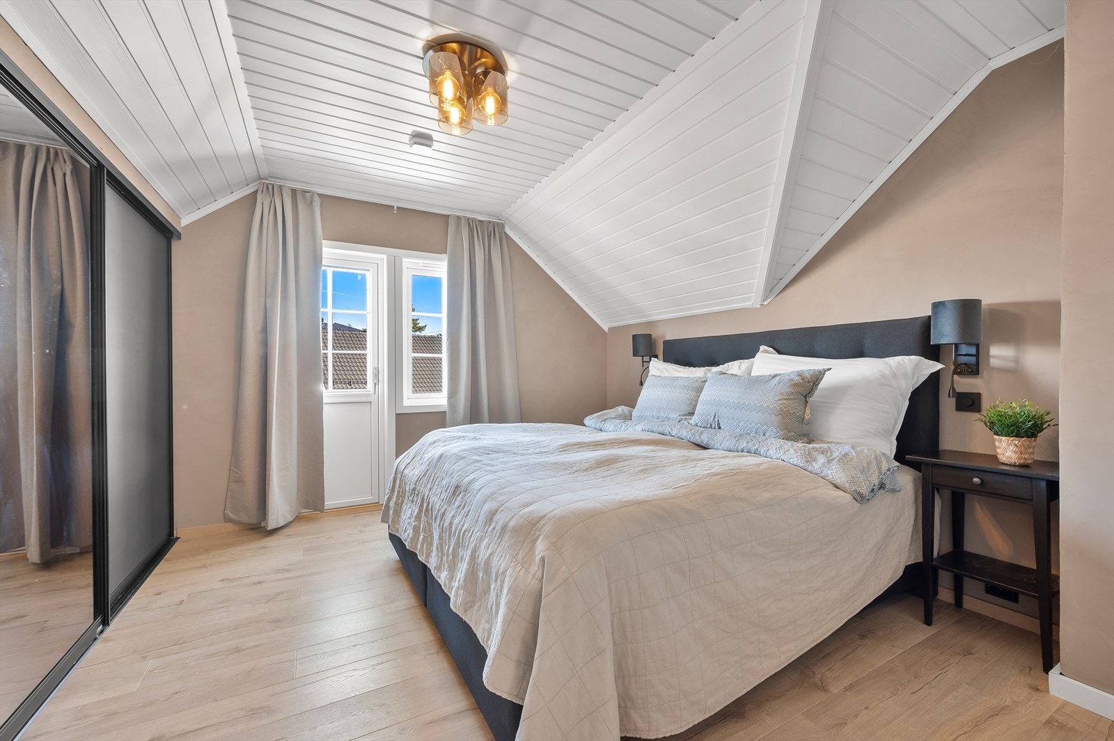 Master bedroom med utgang til luftevaranda og godt med garderobeplass Galleribilde