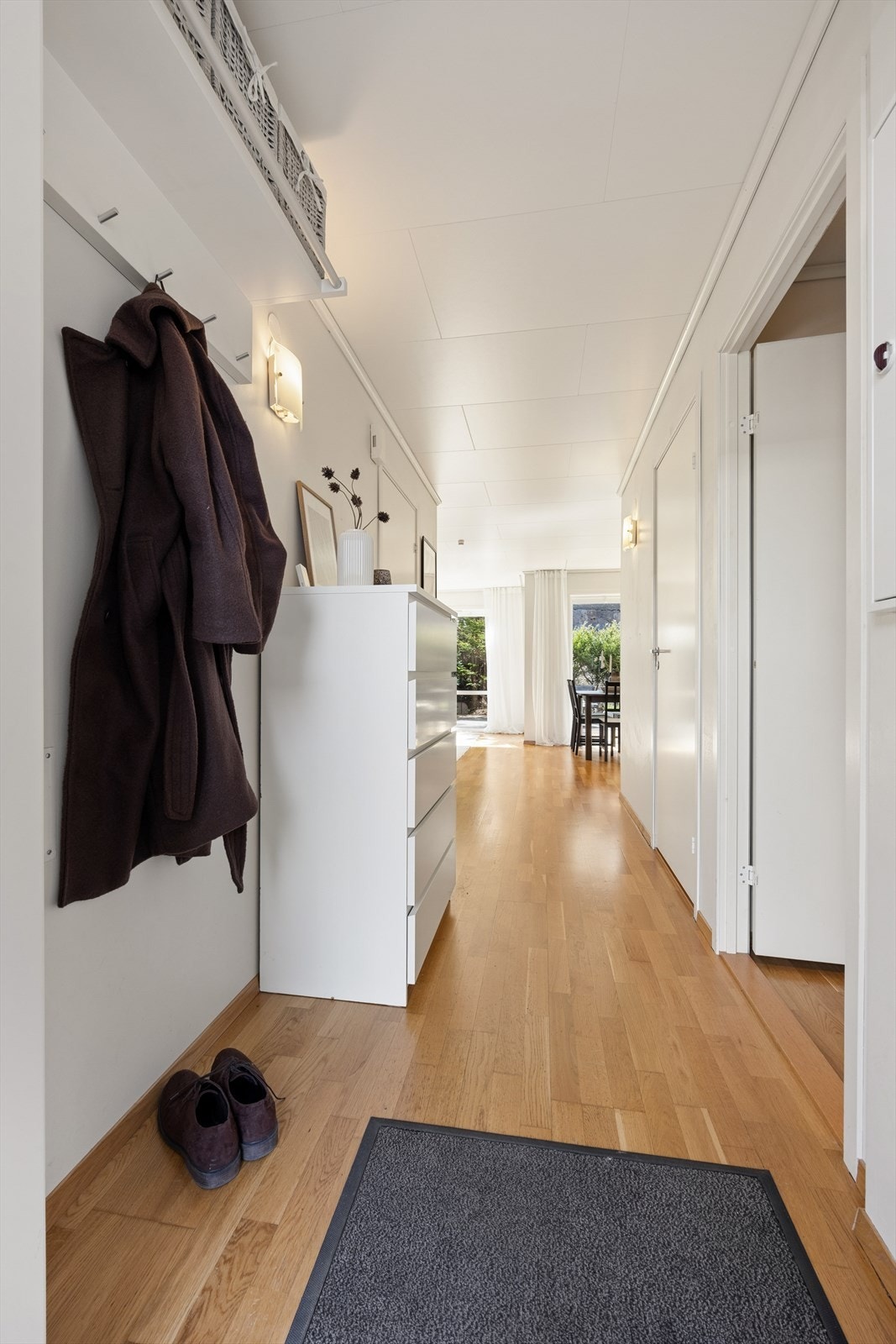 Entreen er romslig med god plass til å henge fra seg diverse yttertøy. Galleribilde