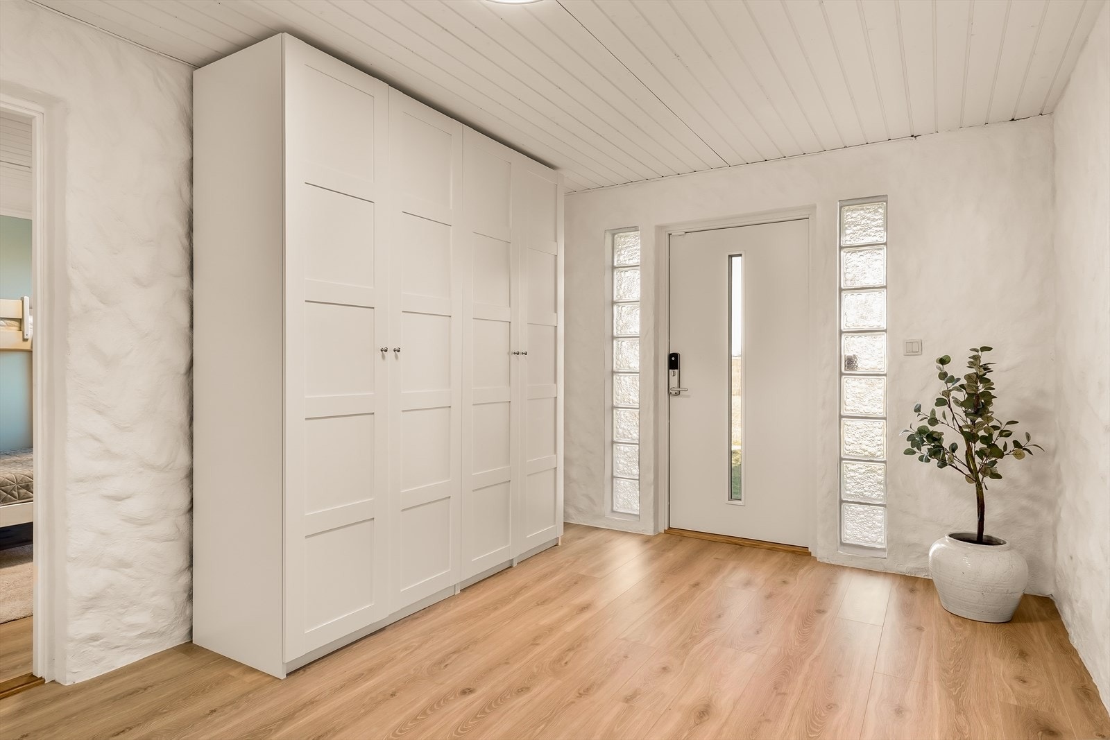 Underetasjen har egen inngang med en dør utstyrt med kodelås fra 2022, praktisk for gjester eller tenåringer. Galleribilde