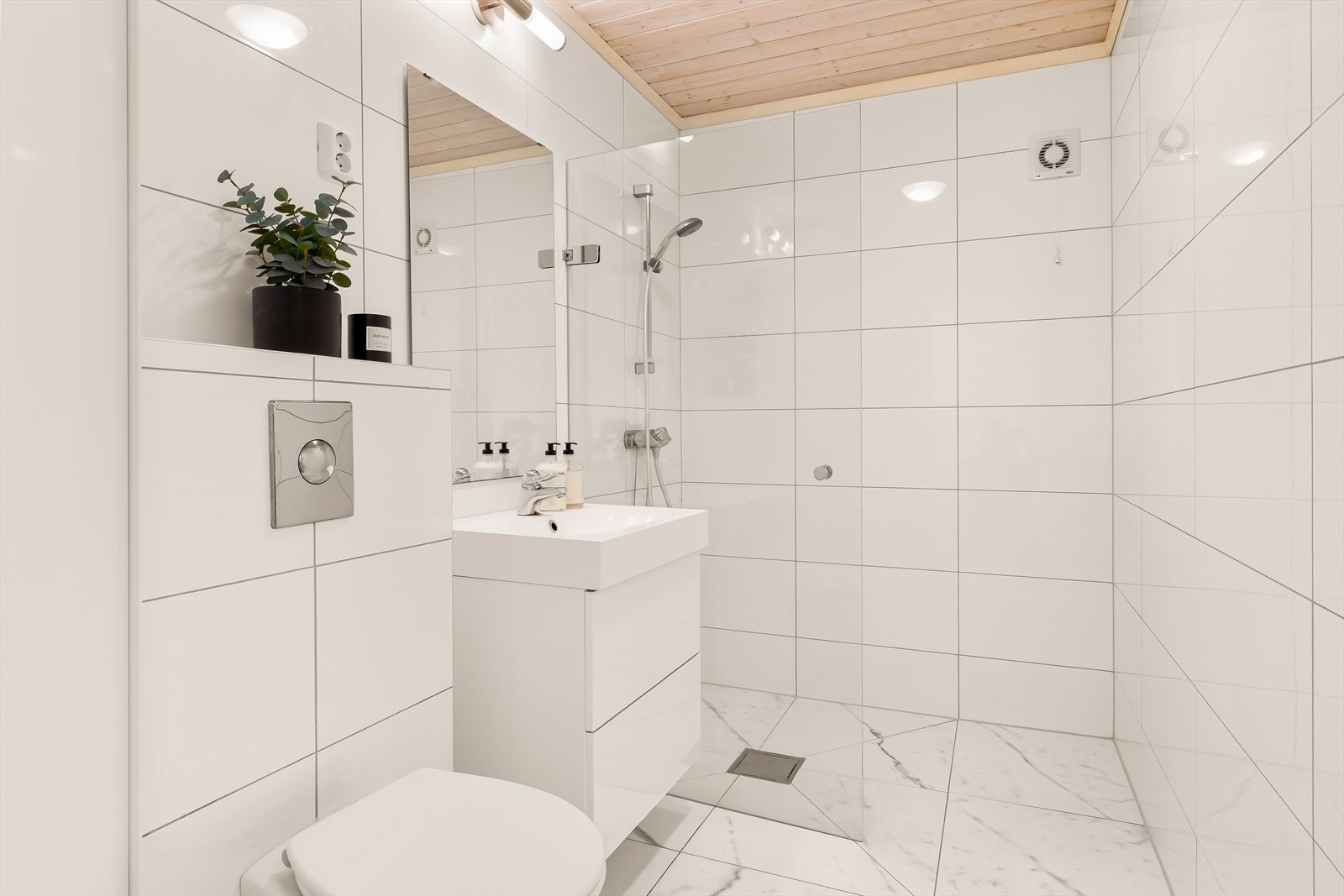 Badet i underetasjen ble pusset opp i 2015, med gulvfliser lagt på eksisterende i 2020 og elektriske varmekabler for økt komfort. Galleribilde