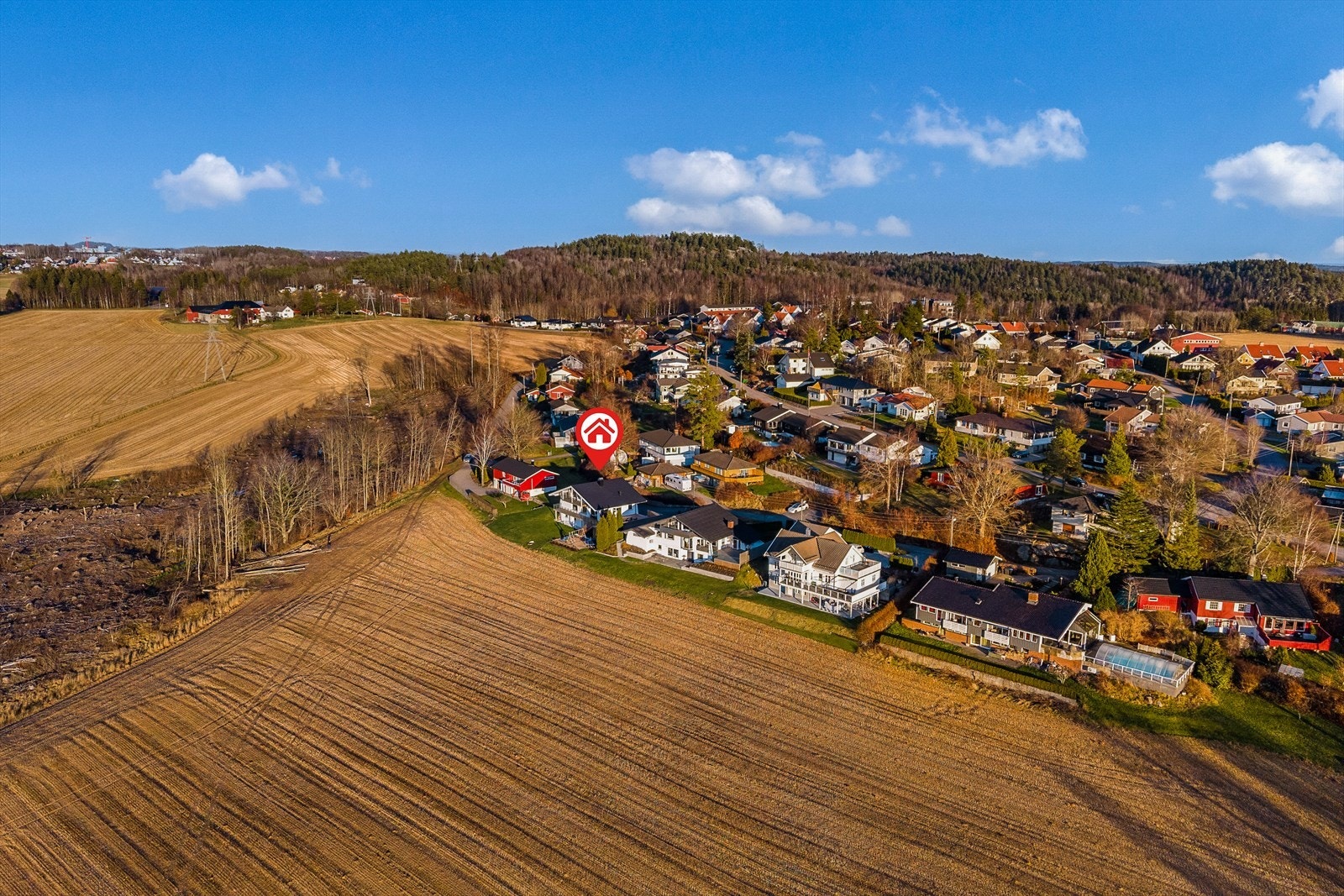 Nabolaget byr på nærhet til Espira barnehage (0.8 km unna) og kort vei til Hjertås med lysløype og flott turterreng. Galleribilde