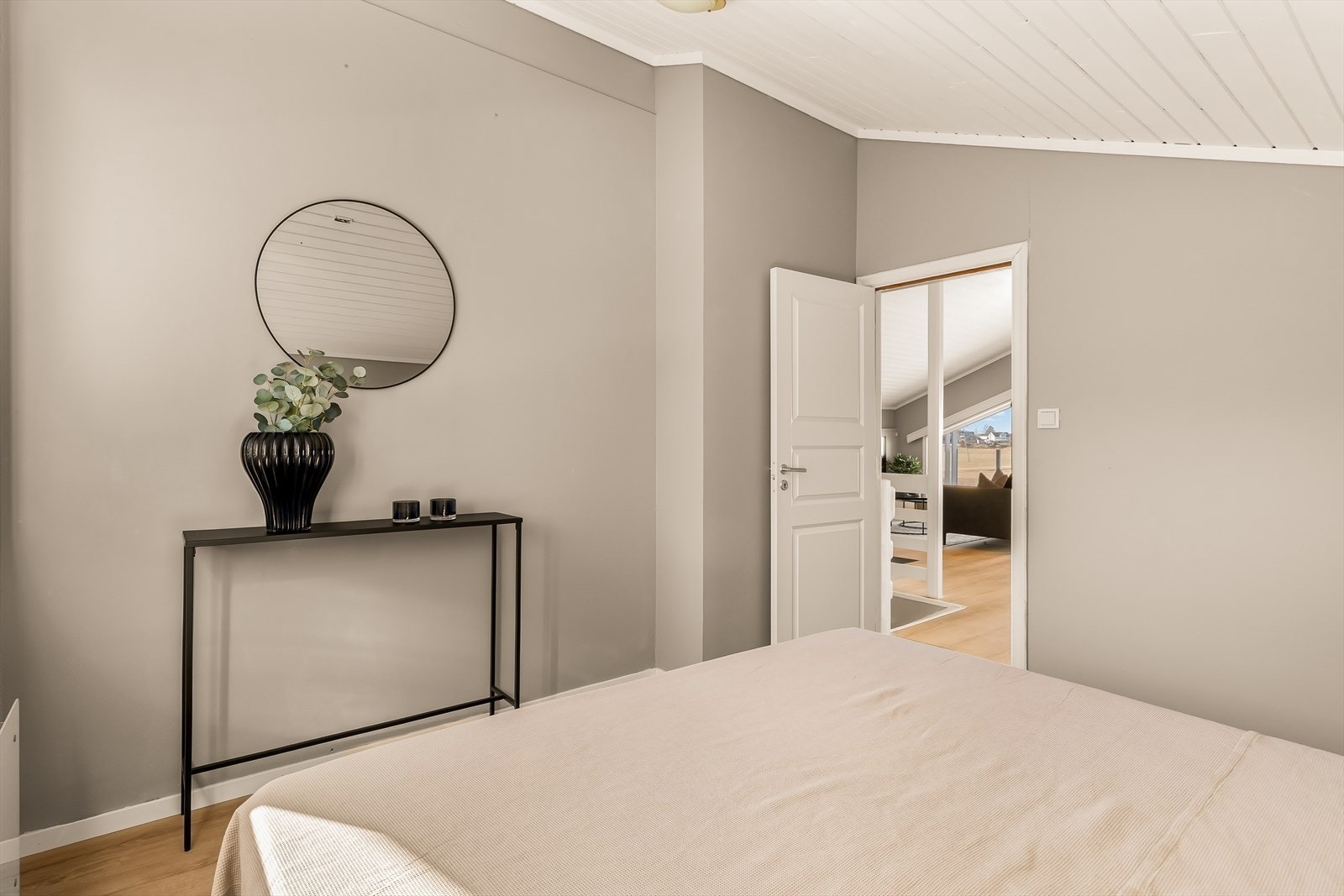Rommet ligger praktisk til i nærheten av loftstuen og tilbyr en stille og privat sone. Galleribilde