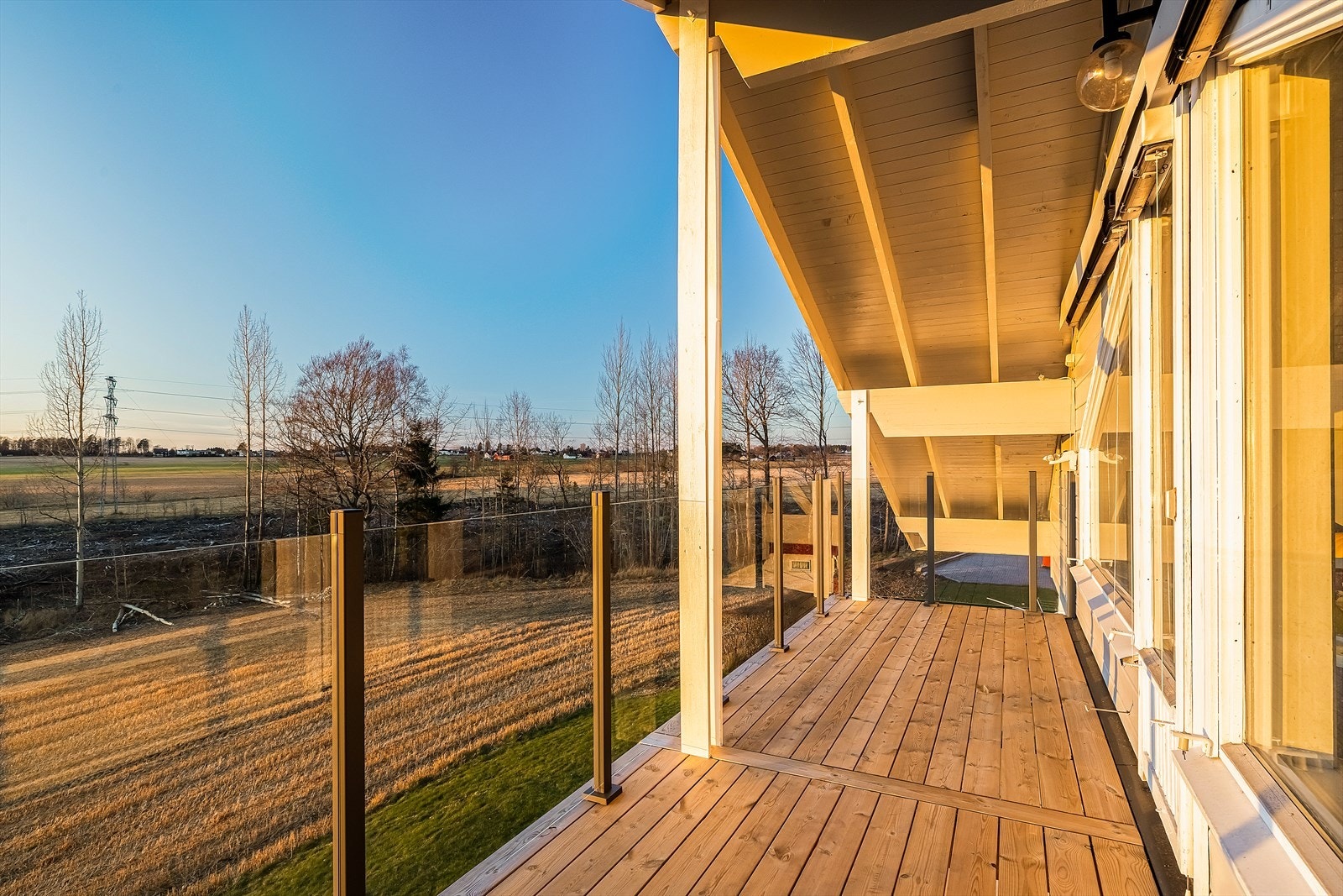Verandaen har et moderne glassrekkverk og er delvis overbygd, noe som forlenger brukstiden utover sommersesongen. Galleribilde