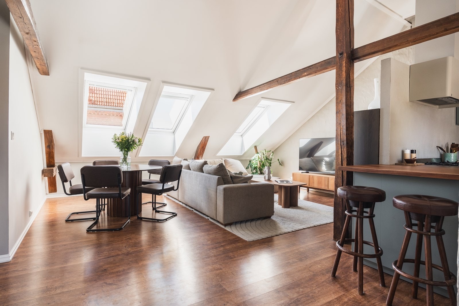 Stuen har plass til både en romslig sofagruppe og spisebord. Galleribilde