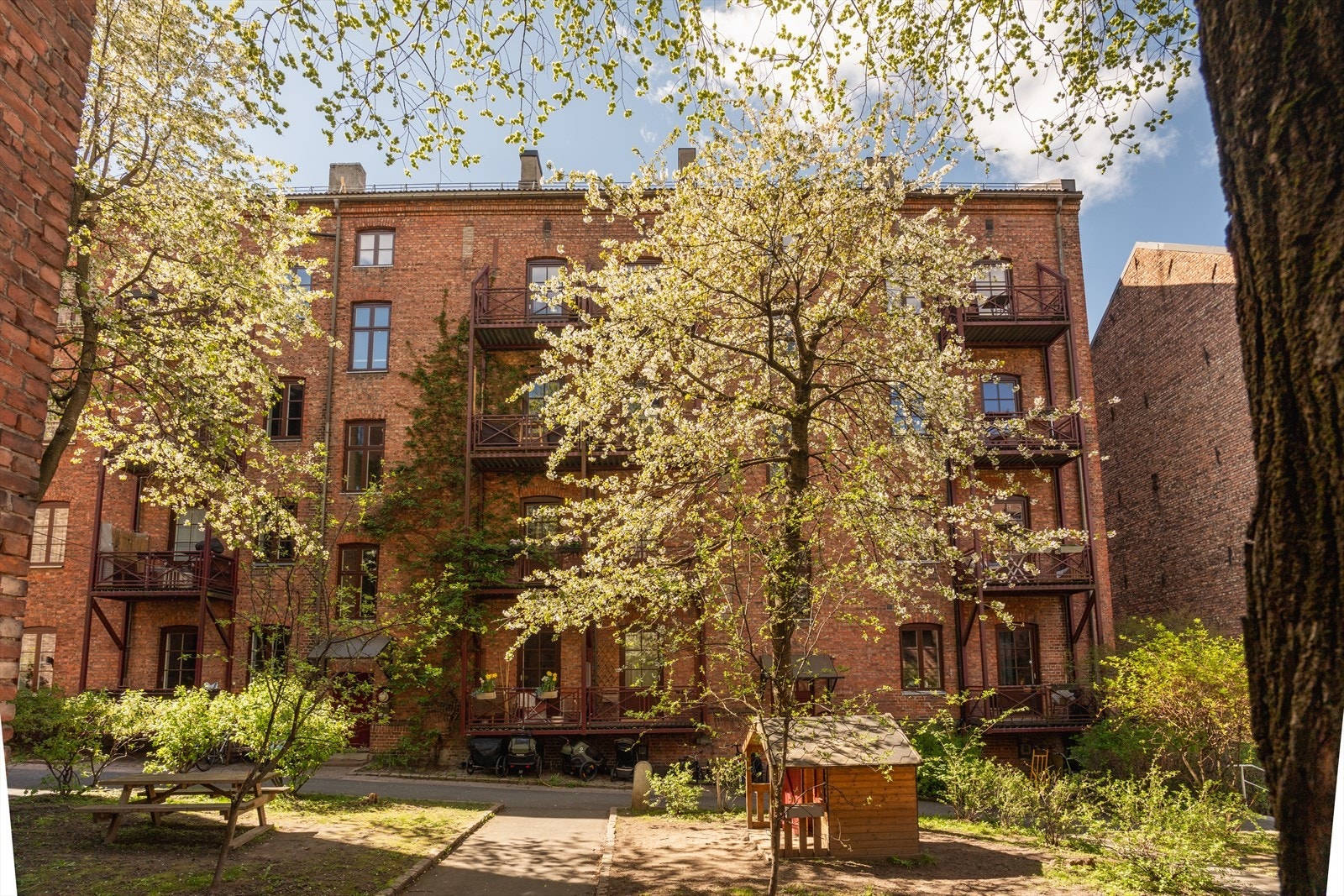 Bygården er oppført i 1887, og loftet ble bygget om til leiligheter i 2000. Galleribilde