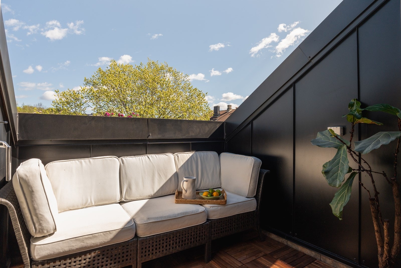 Fra kjøkkenet er det utgang til en skjermet takterrasse som blir en naturlig forlengelse av leiligheten. Galleribilde