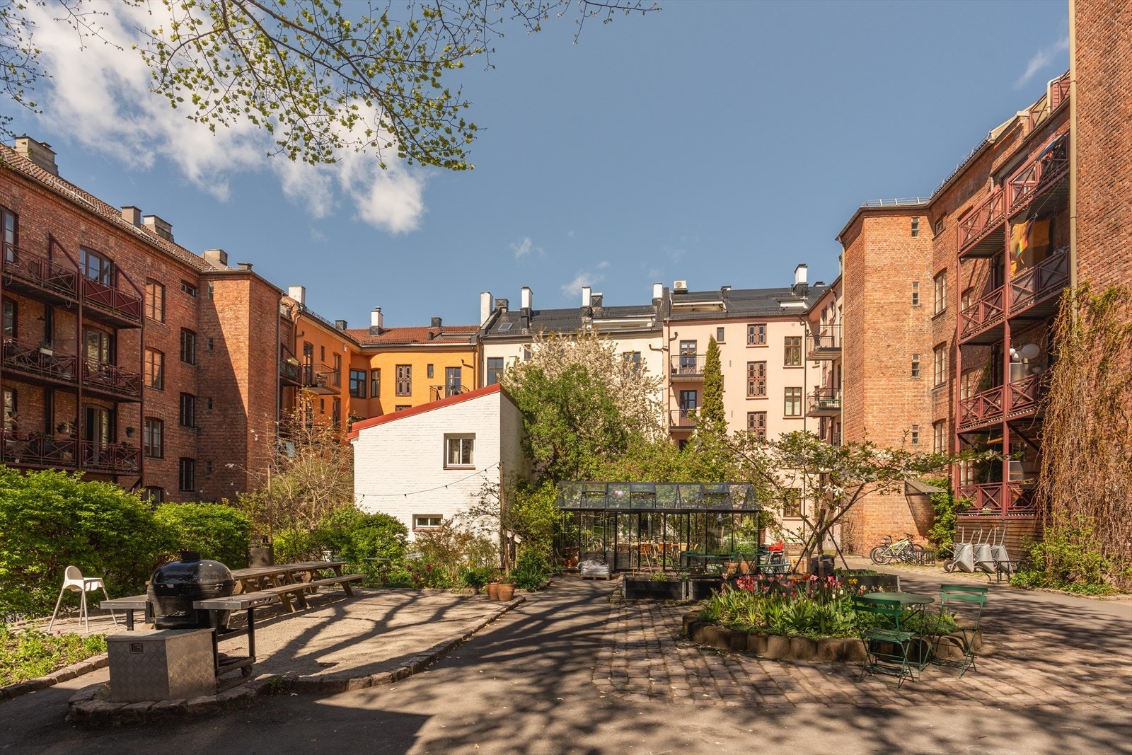 Velkommen til Gråbeingårdenes idylliske og lukkede bakgård, en rolig oase midt i byen. Galleribilde