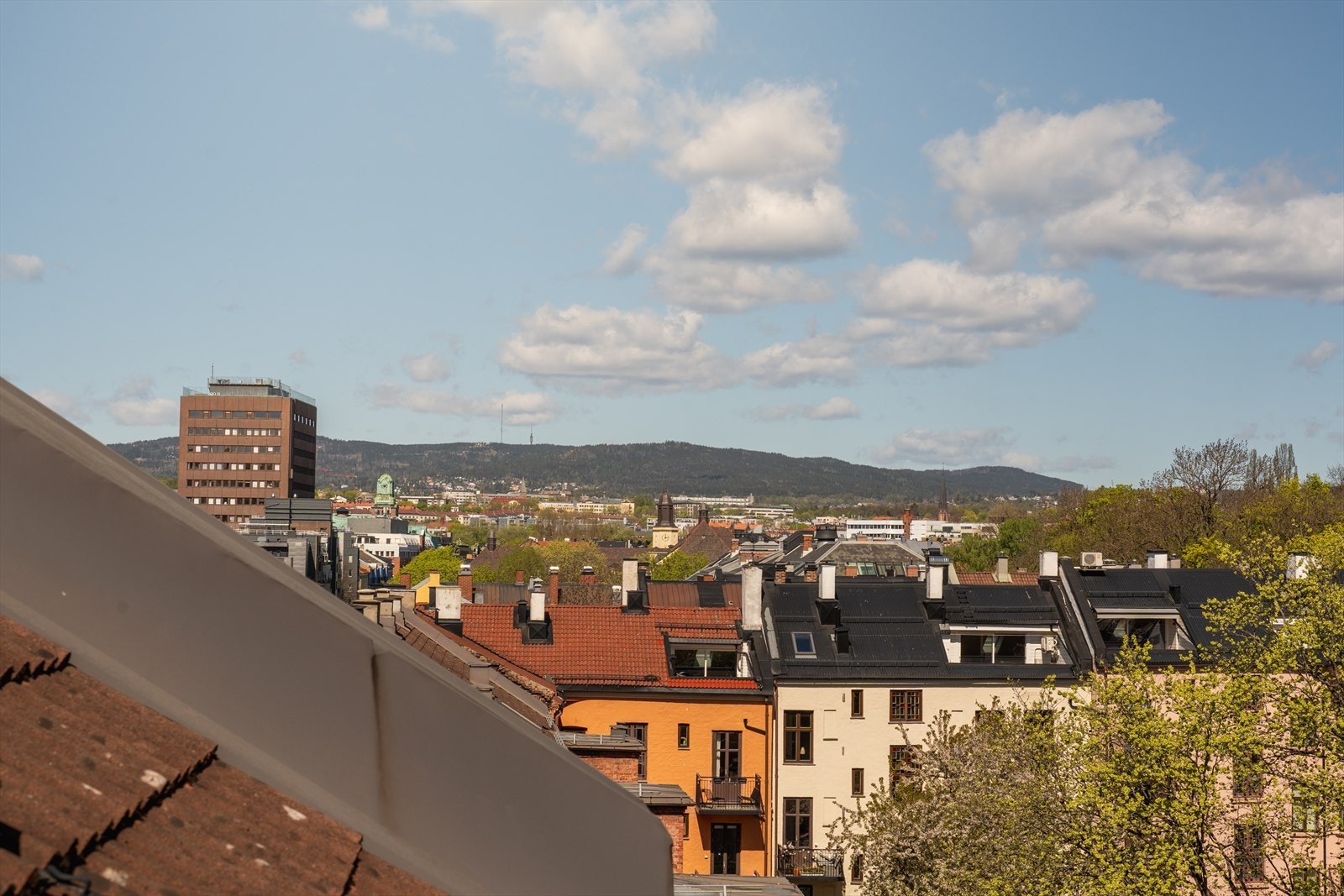 Utsikt mot Holmenkollen og byens tak. Galleribilde