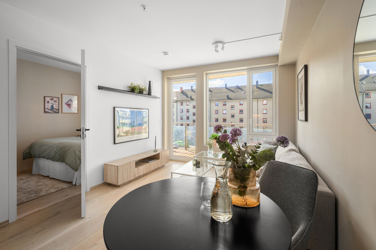 Leiligheten er fra 2022 og består av tidsriktige farge- og materialvalg. Galleribilde