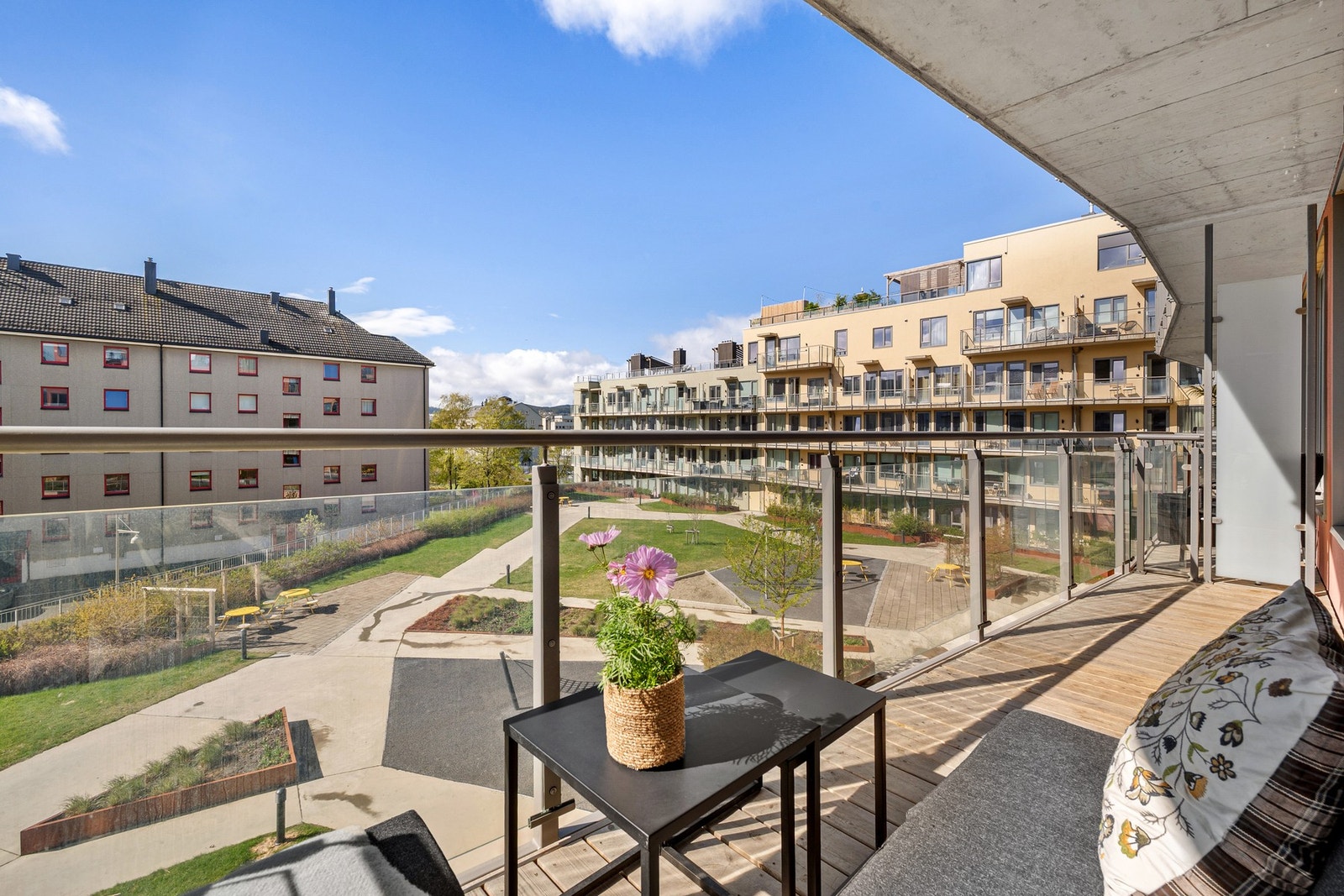 Her får du en fantastisk balkong med fin utsikt mot rolig bakhage. Galleribilde