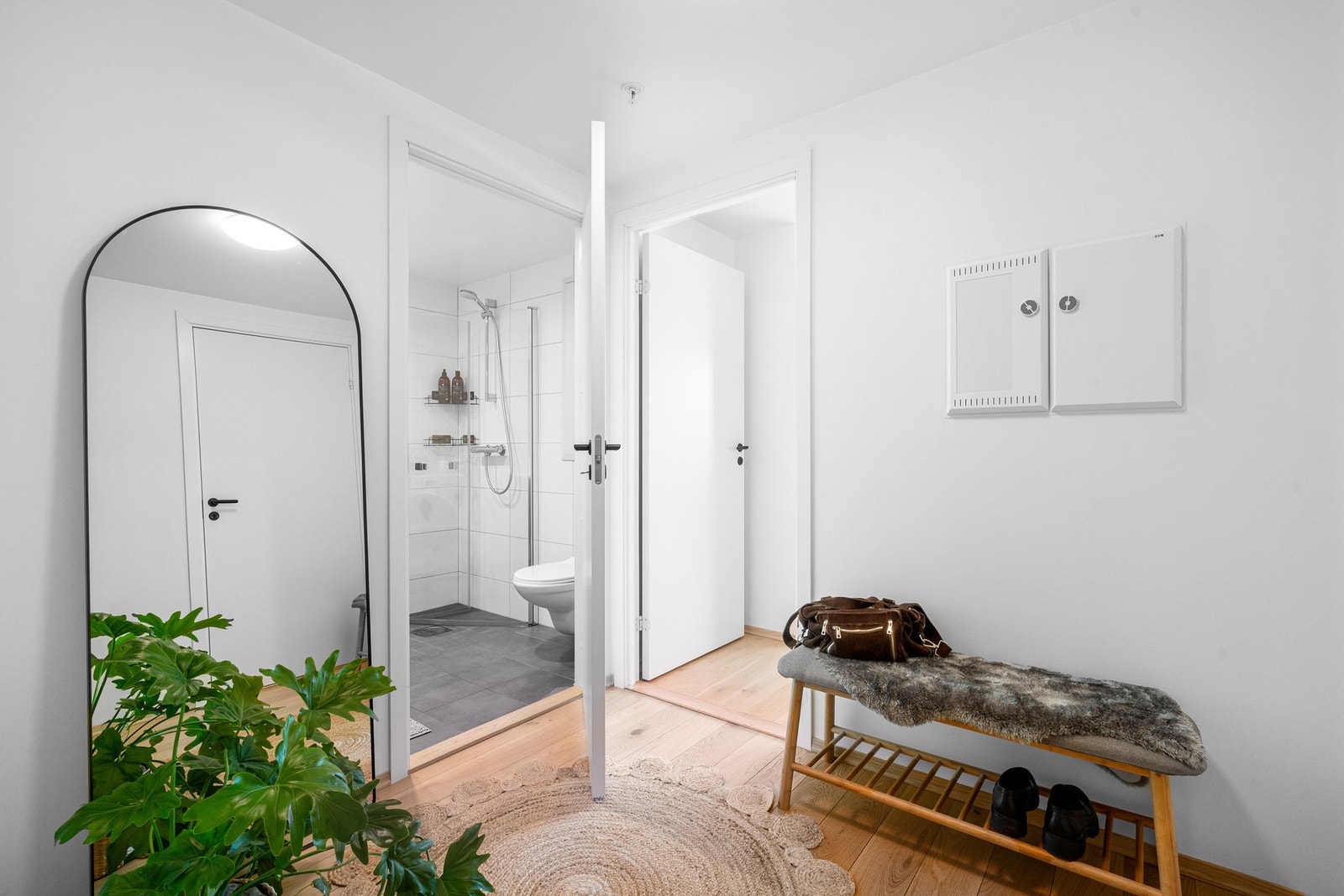 Lys og innbydende entré med god plass til oppheng av klær og sko. Galleribilde