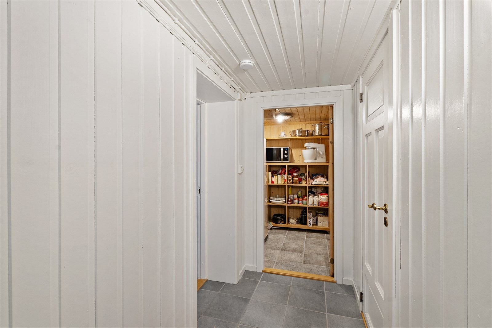 En av bodene i kjeller er benyttet som matbod, ideell for råvarer og ekstra husholdningsartikler. Galleribilde