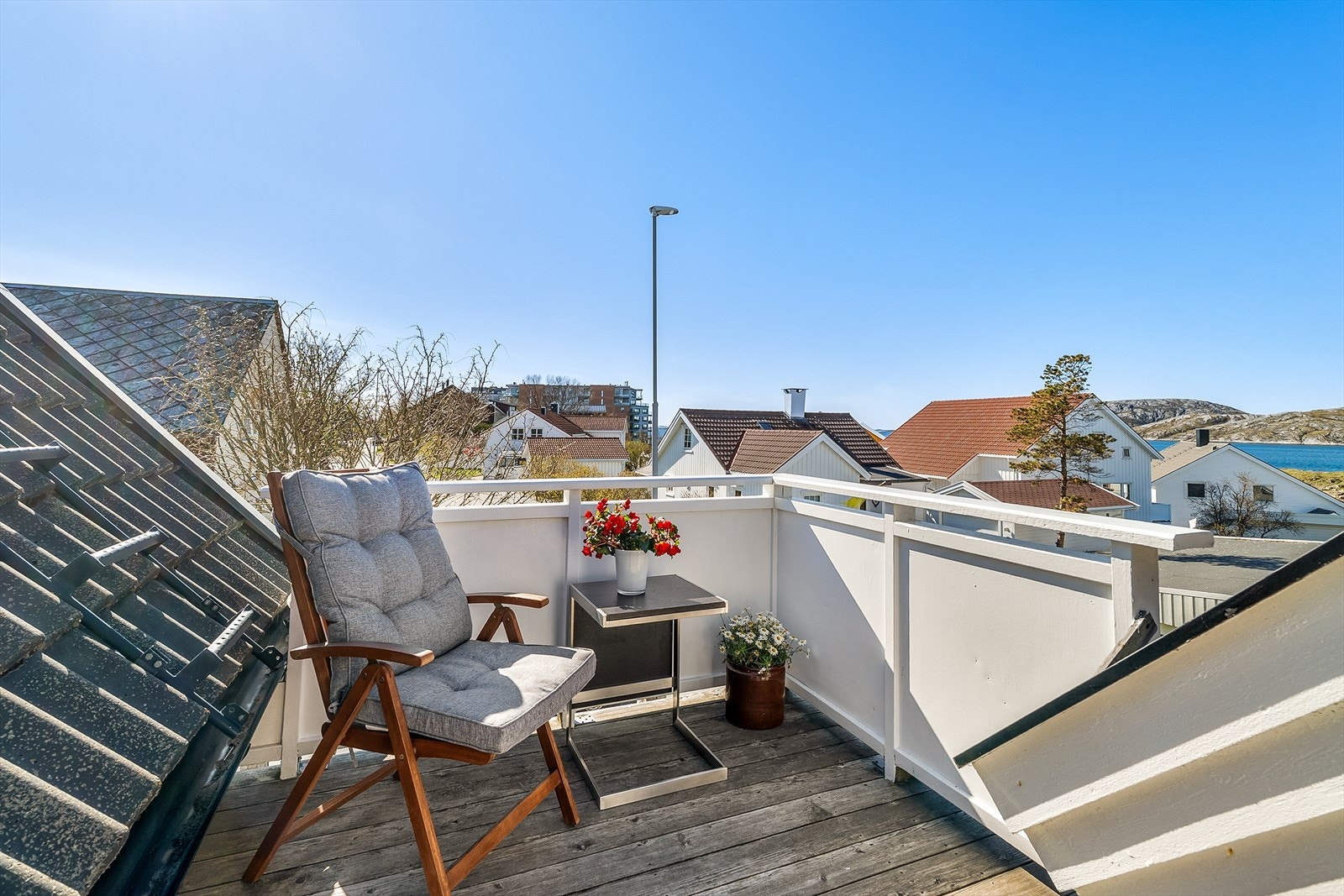 Verandaen har plass til sittegruppe og har gode sol- og utsiktsforhold. Galleribilde