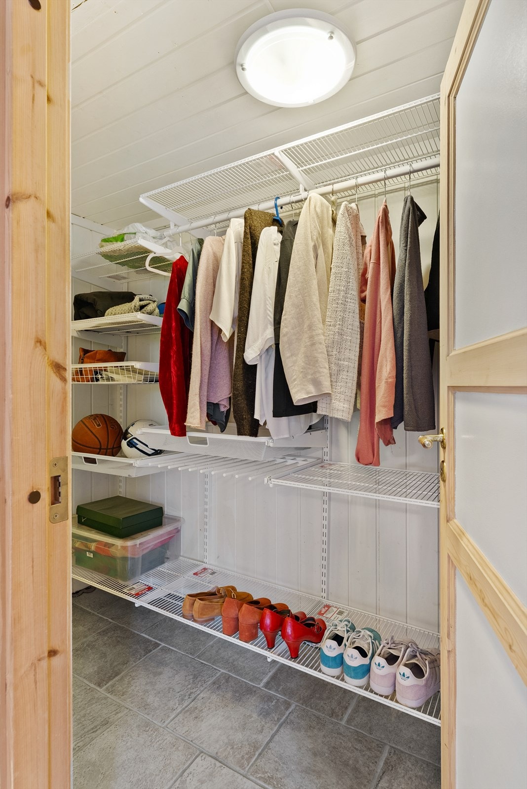 De øvrige bodene er innredet til garderobe- og lagringsplass for klær og sesongutstyr. Galleribilde