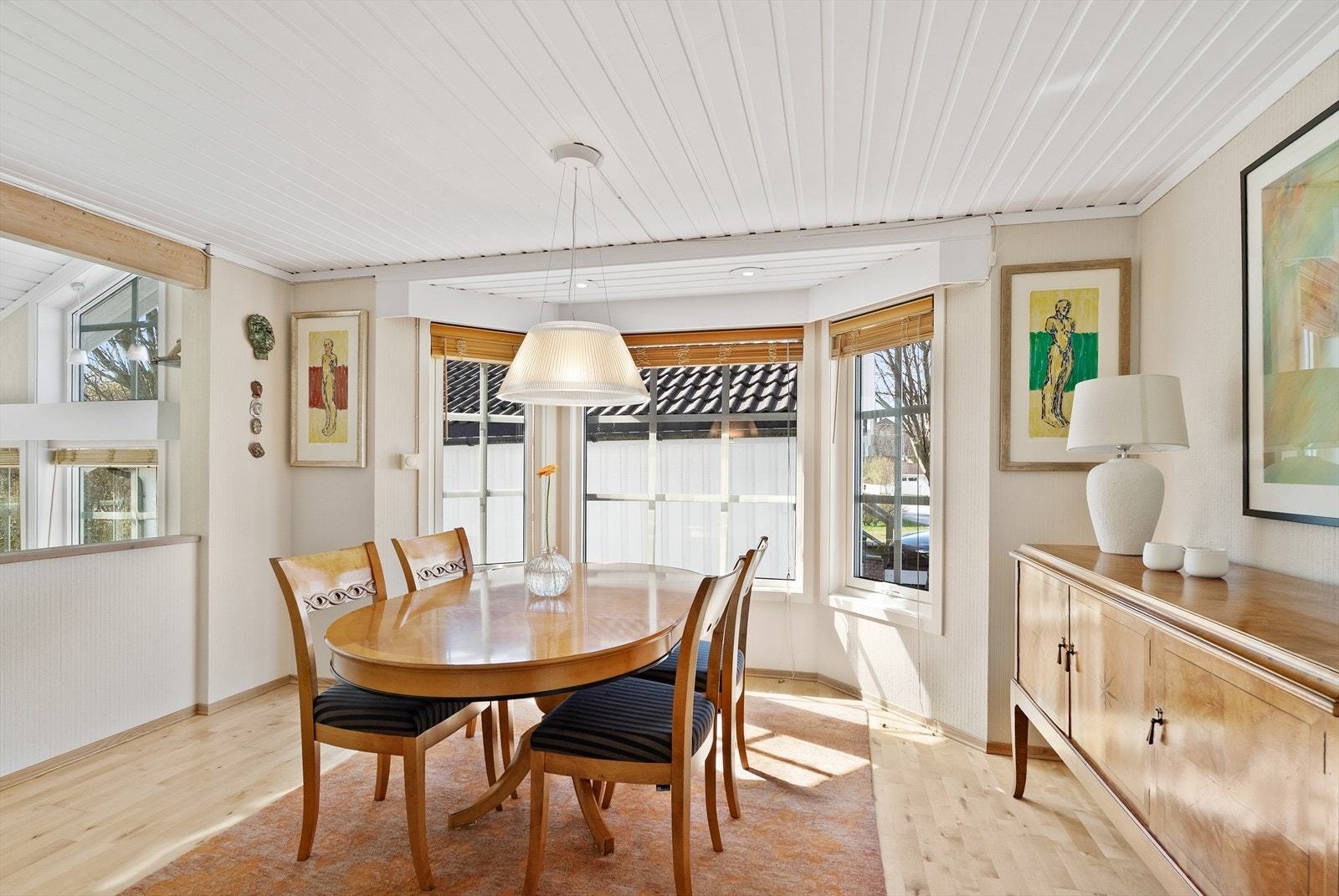 Spisestuen har god plass til en romslig spisegruppe med stort spisebord, perfekt for både hverdag og selskap. Galleribilde