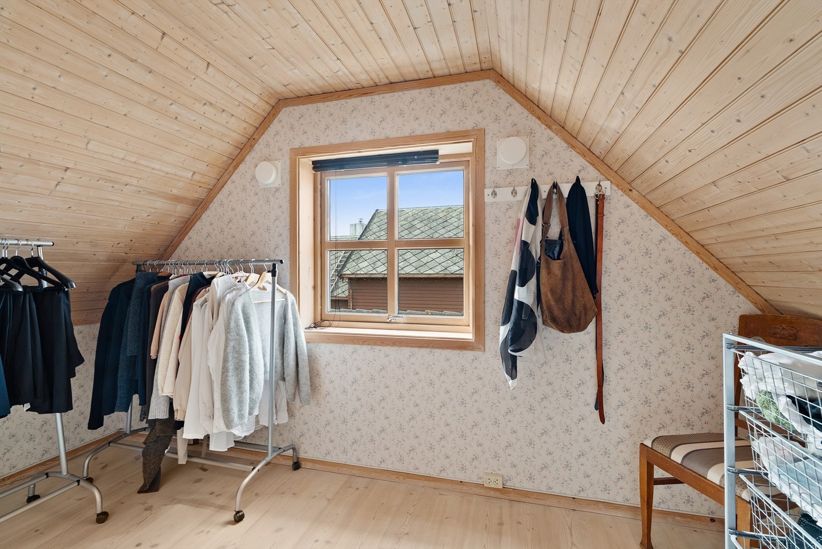 Soverom 3 - Er i dag innredet som walk-in garderobe, men kan enkelt benyttes som ordinært soverom. Galleribilde