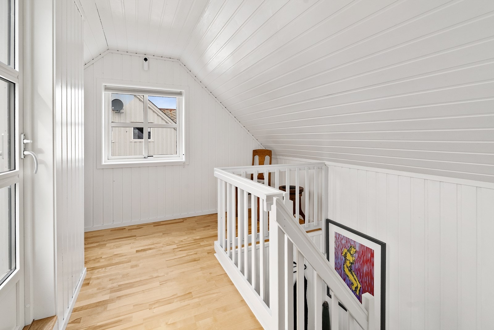 Via trappen kommer man opp til 2. etasjen, her finner man boligens tre soverom og utgang til verandaen. Galleribilde