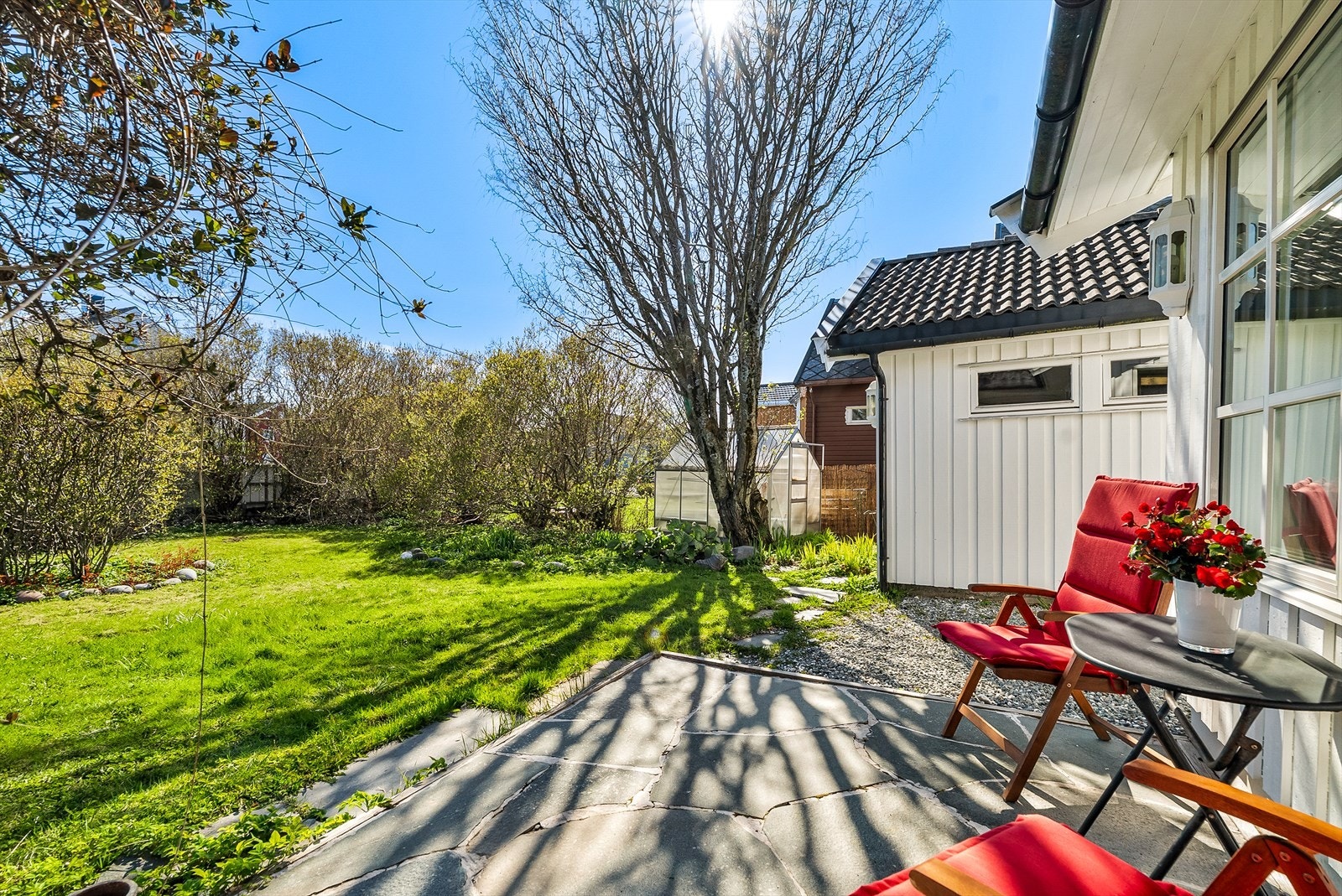 Koselig uteområde med opparbeidet hage og gode solforhold. Galleribilde