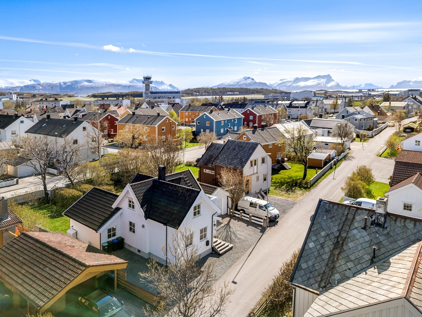Eiendommen har en attraktiv beliggenhet i et etablert og rolig boligområde med nærhet til sjøen. Galleribilde