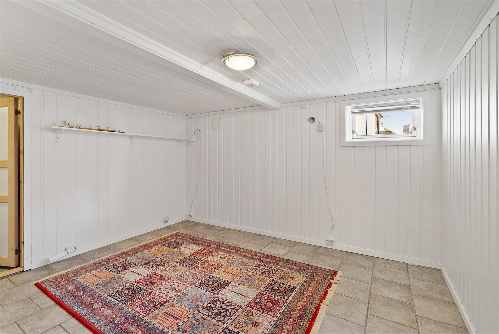 Kjellerstuen byr på gode og fleksible møbleringsmuligheter, og kan enkelt tilpasses ulike behov i hverdagen. Rommet egner seg like godt som TV-stue og ekstra oppholdsrom som til hobbyaktiviteter, lekerom for barn eller annen bruk etter ønske. Galleribilde