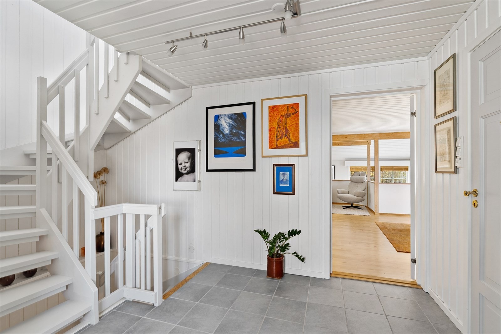 Entréen fungerer som et naturlig knutepunkt i boligen med trappeforbindelse til både 2. etasje og kjeller, samt videre adkomst til boligens øvrige oppholdsrom i 1. etasje. Galleribilde