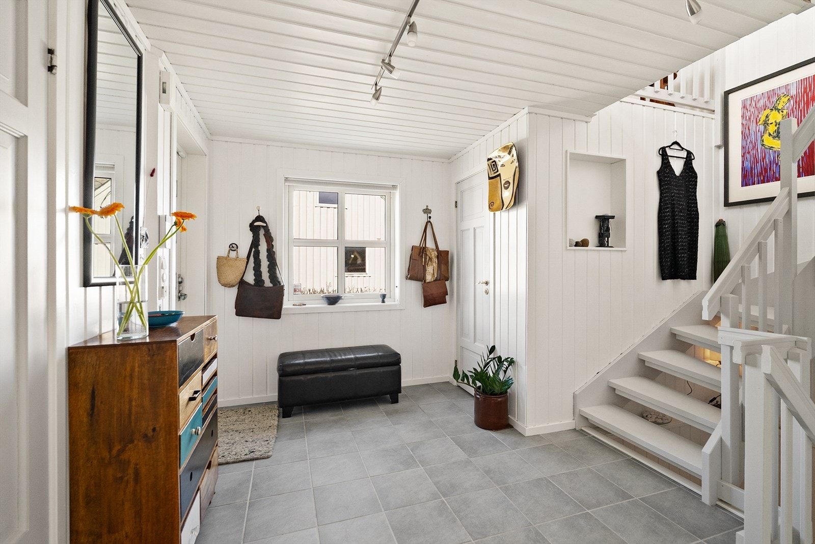 Lys og praktisk entré med god plass til skohylle, kommode og øvrig garderobeløsning. Galleribilde