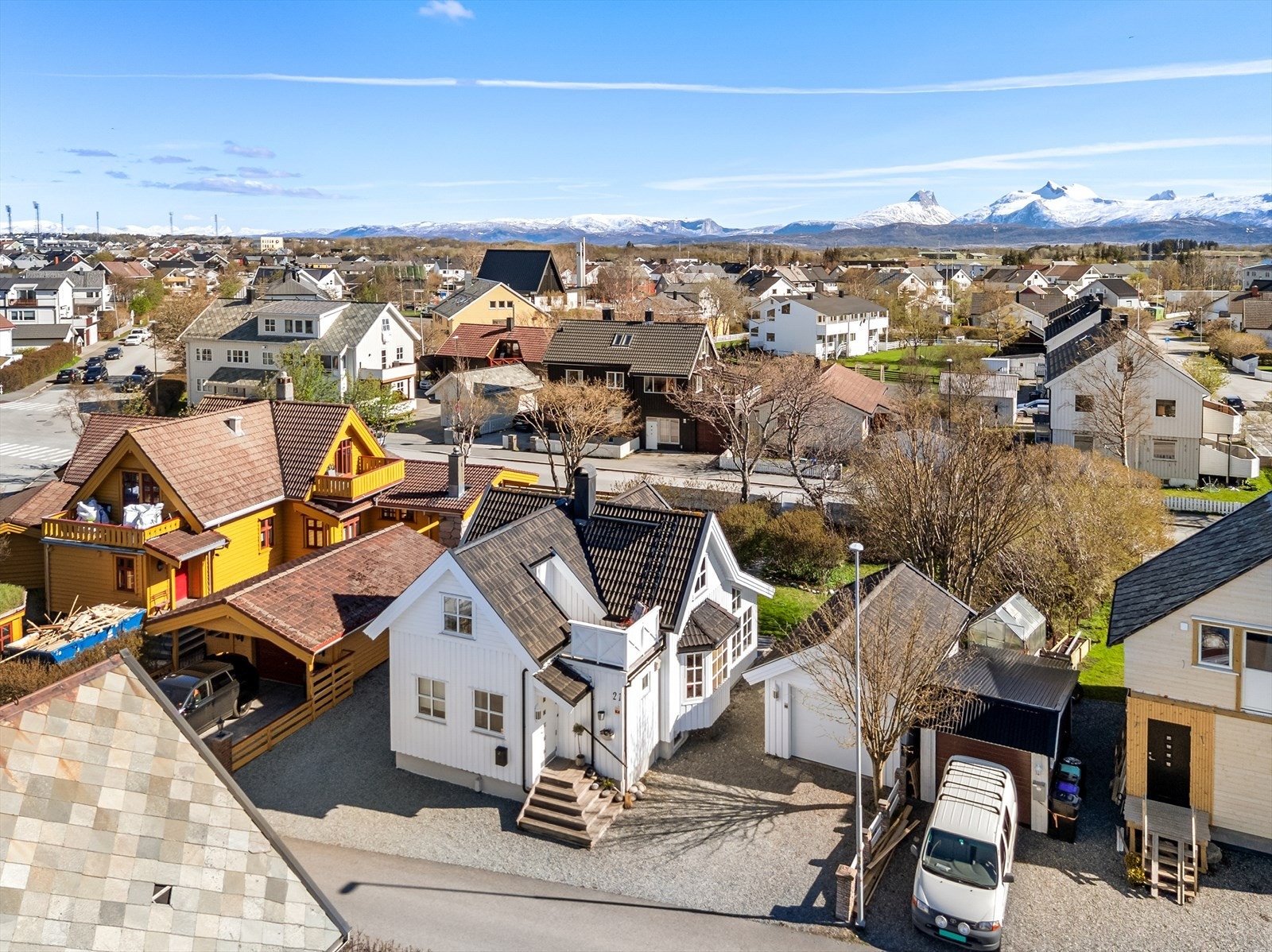 Flott eiendom med garasje. Galleribilde