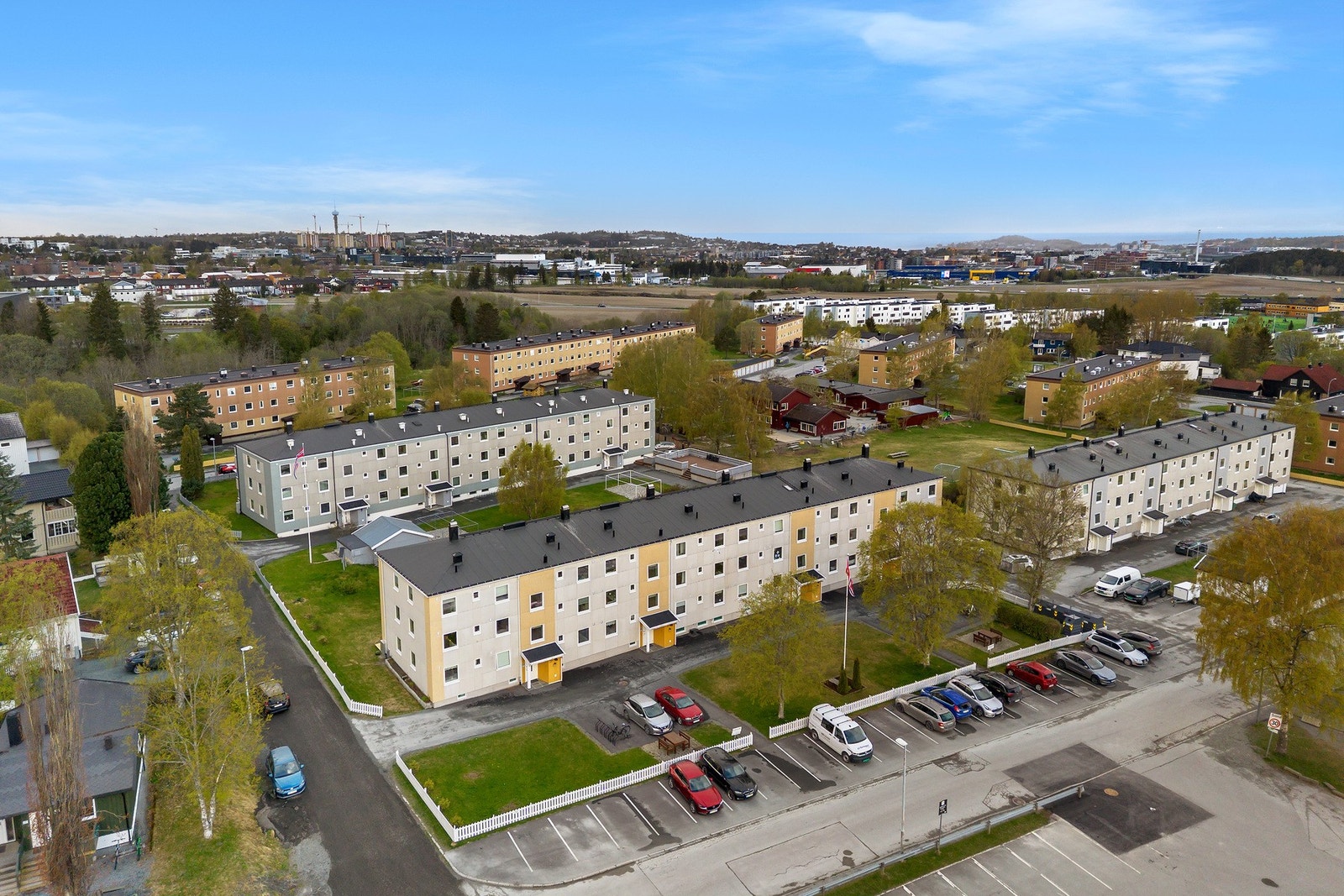 Det er gjort omfattende oppgradering av bygningsmassen i borettslaget de siste årene. Tak, fasader, vinduer, etterisolering og drenering kan nevnes. Se pkt. "Gjennomførte- og kommende vedlikeholdsarbeider" i salgsoppgaven for mer informasjon. Galleribilde