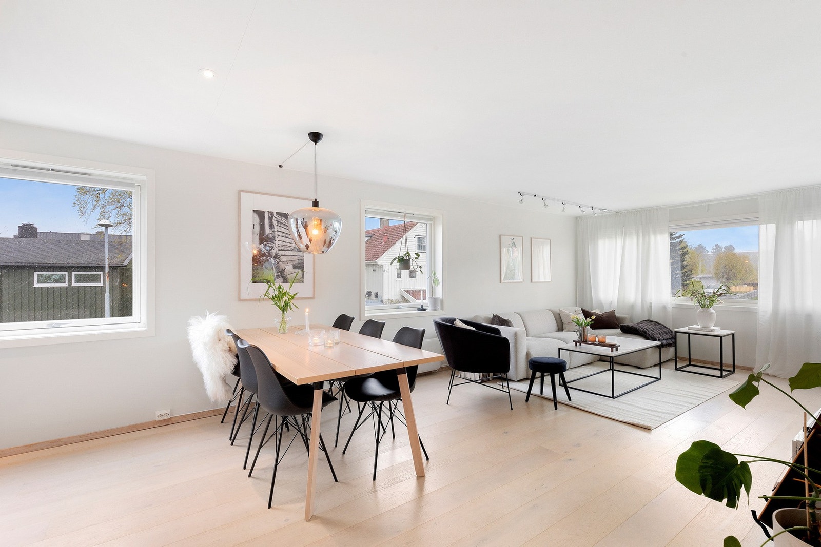 Dette er en innholdsrik og tiltalende 3-roms endeleilighet i et veletablert borettslag på Charlottenlund. Galleribilde
