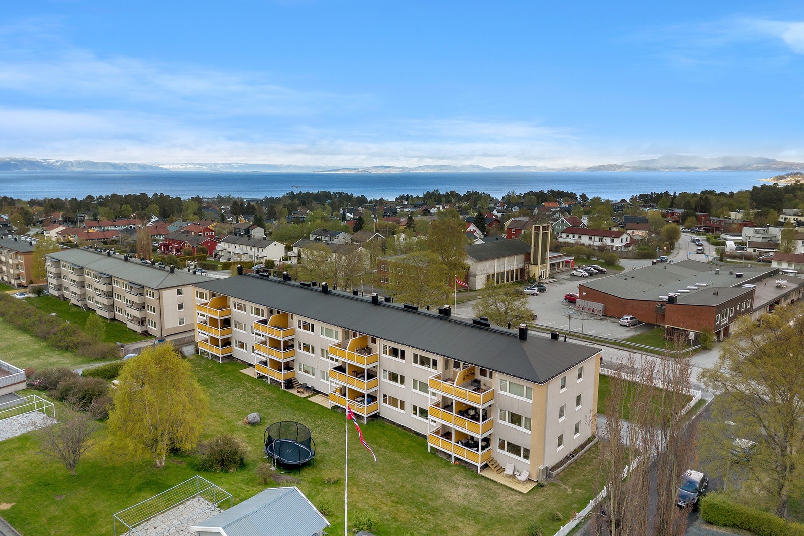 Borettslaget har en sentral beliggenhet på Jakobsli. Dagligvarebutikk og busstopp er begge innen 2 minutters gange. Galleribilde